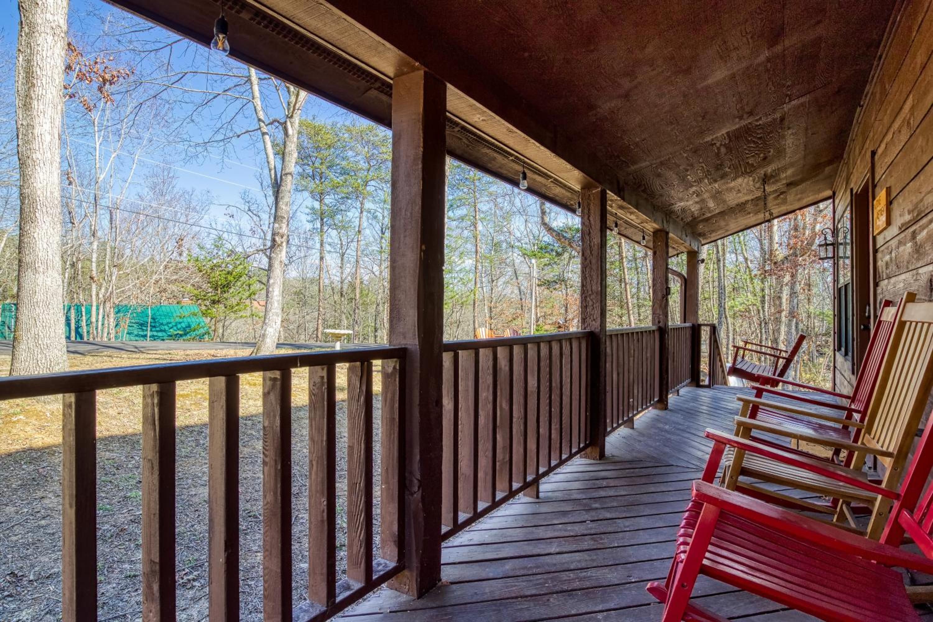 Alpine Retreat - Hot Tub, Arcade, Cozy Cabin Retreat in the Smokies