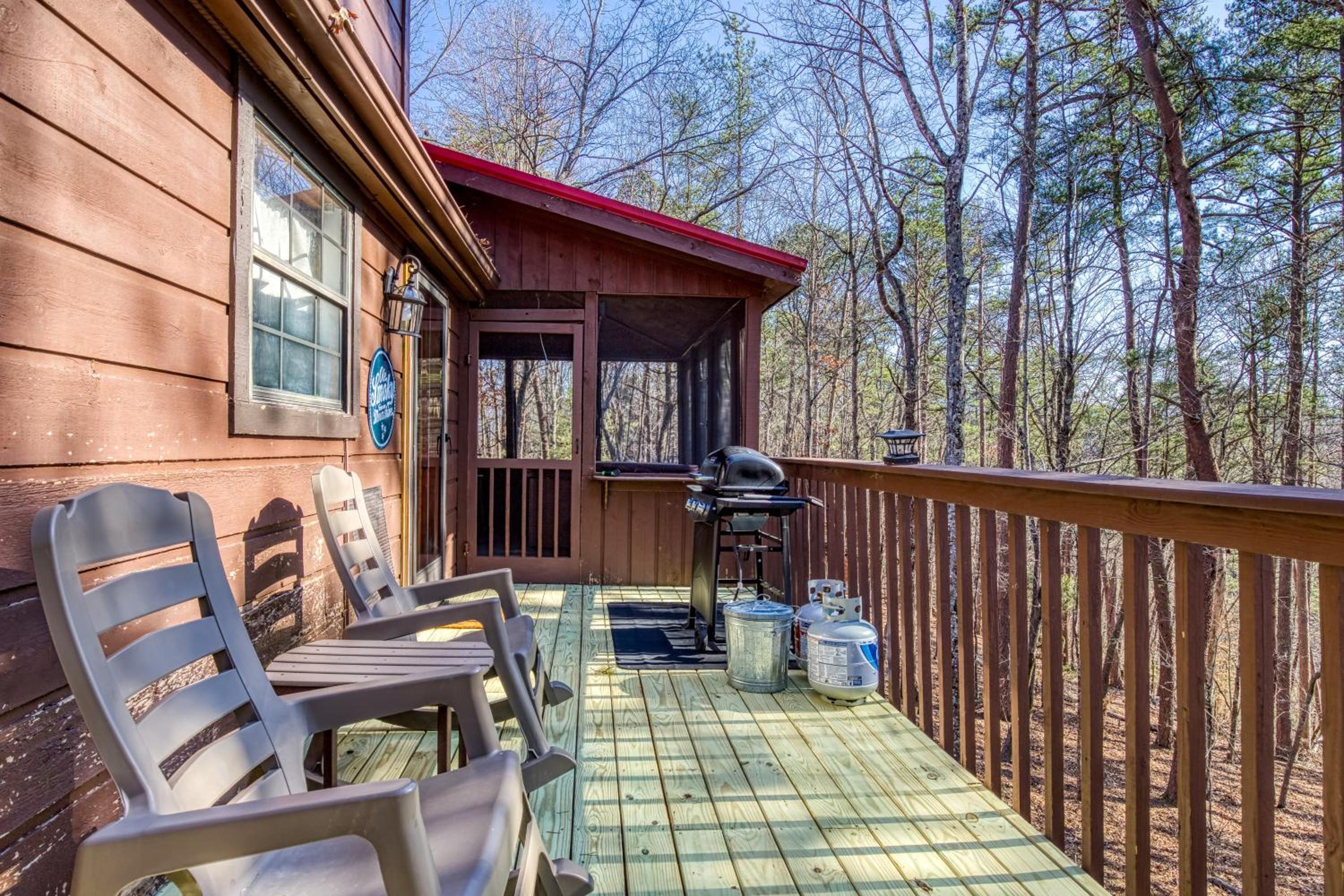 Alpine Retreat - Hot Tub, Arcade, Cozy Cabin Retreat in the Smokies