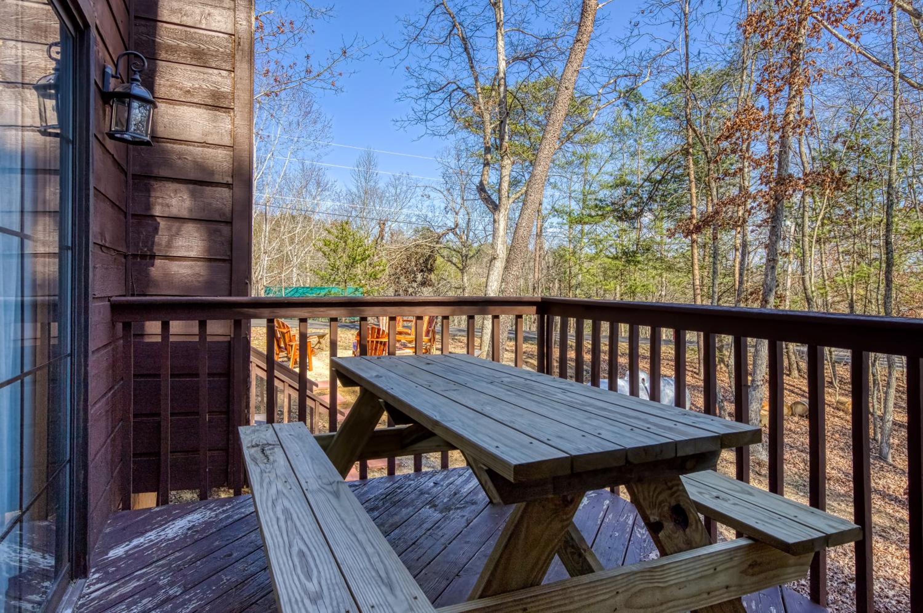 Alpine Retreat - Hot Tub, Arcade, Cozy Cabin Retreat in the Smokies