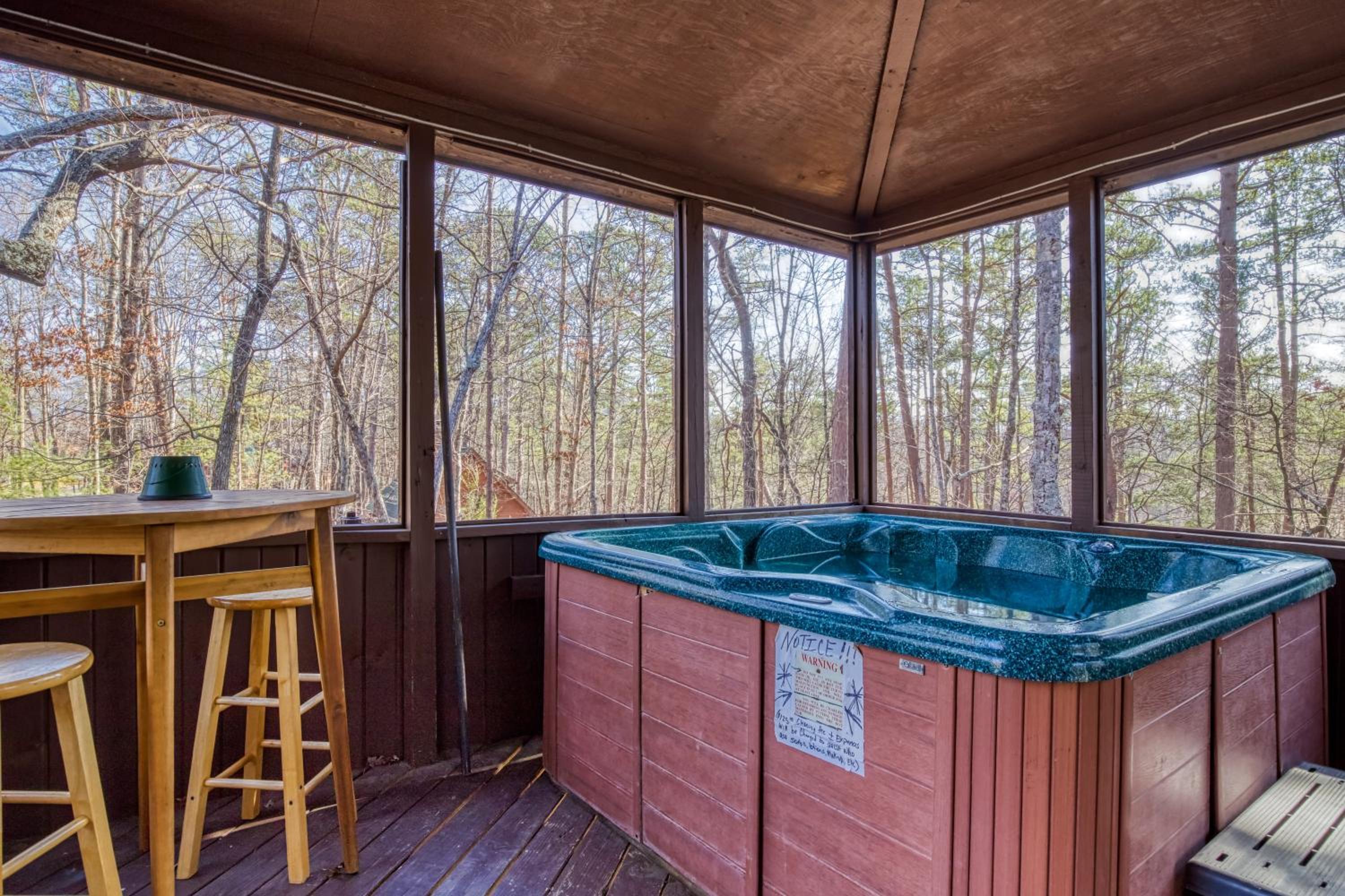 Alpine Retreat - Hot Tub, Arcade, Cozy Cabin Retreat in the Smokies