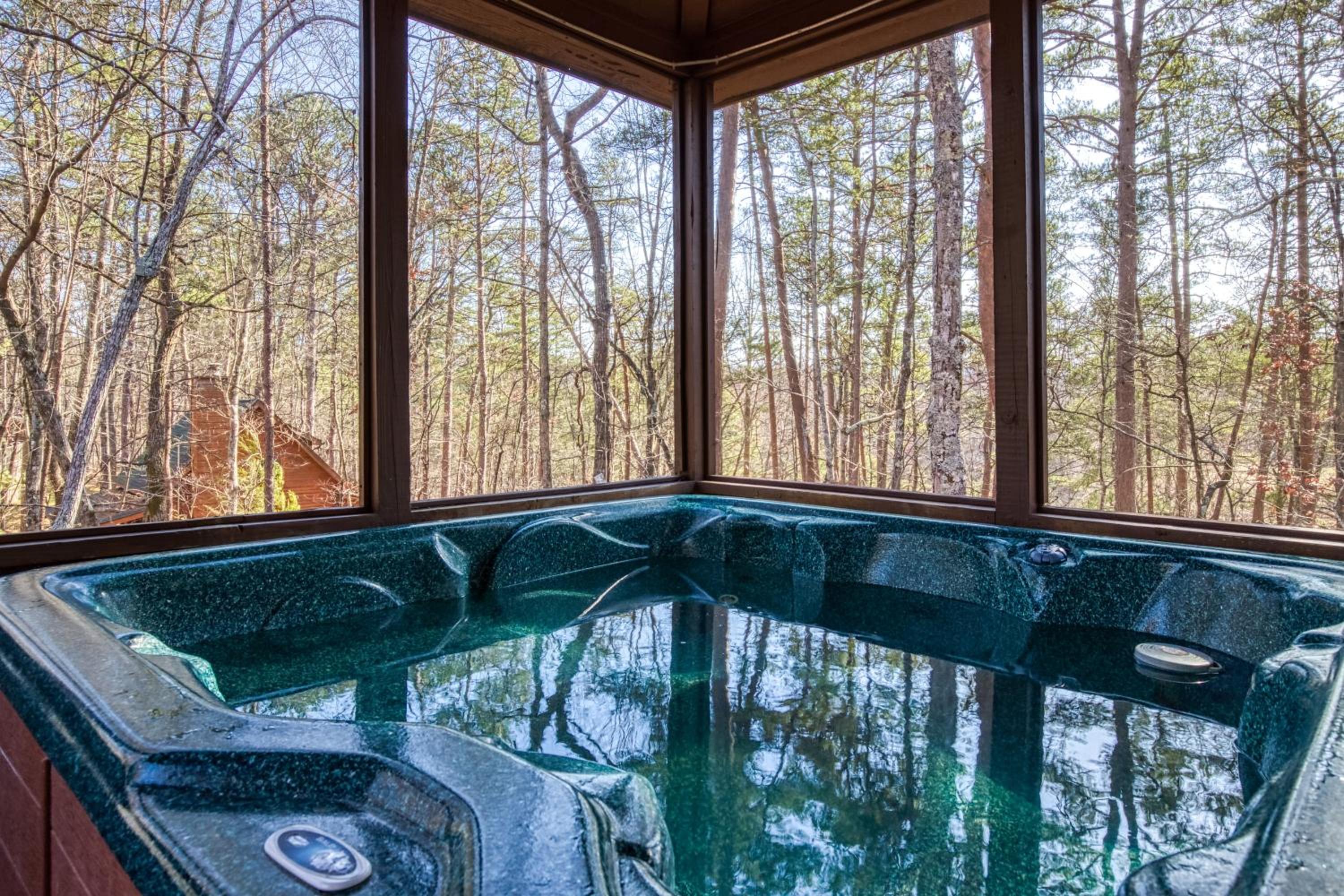 Alpine Retreat - Hot Tub, Arcade, Cozy Cabin Retreat in the Smokies