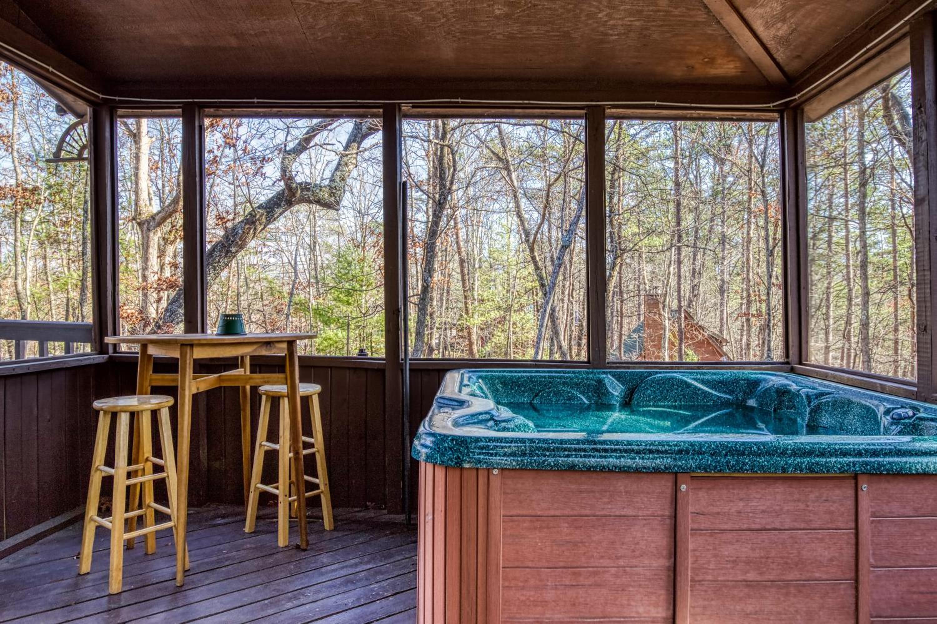 Alpine Retreat - Hot Tub, Arcade, Cozy Cabin Retreat in the Smokies