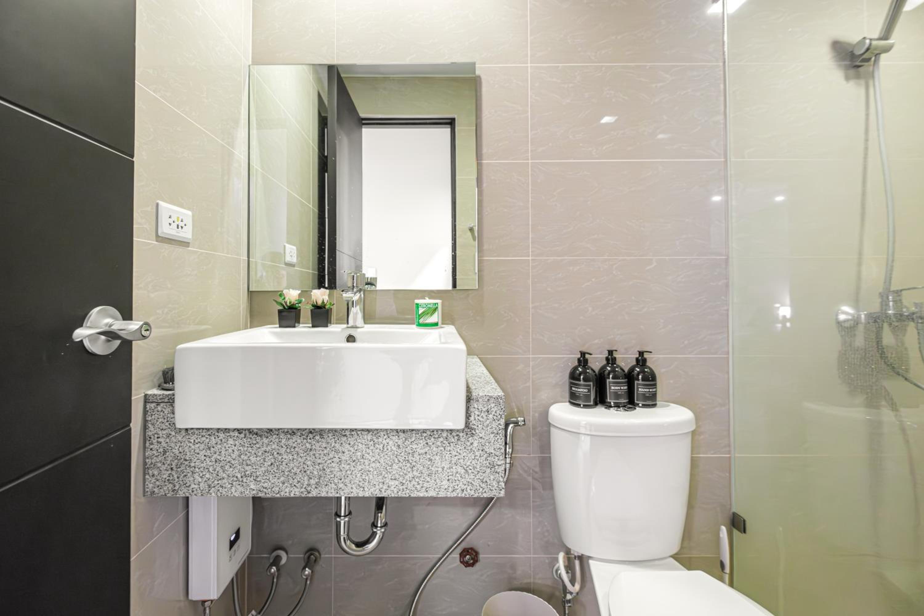 Premium 3BR Suite UptownBGC w/ Bathtub & Balcony view 4