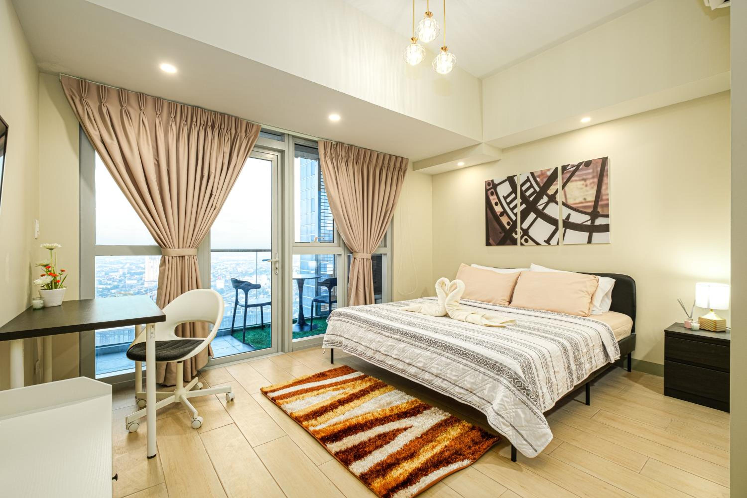 Premium 3BR Suite UptownBGC w/ Bathtub & Balcony view 3