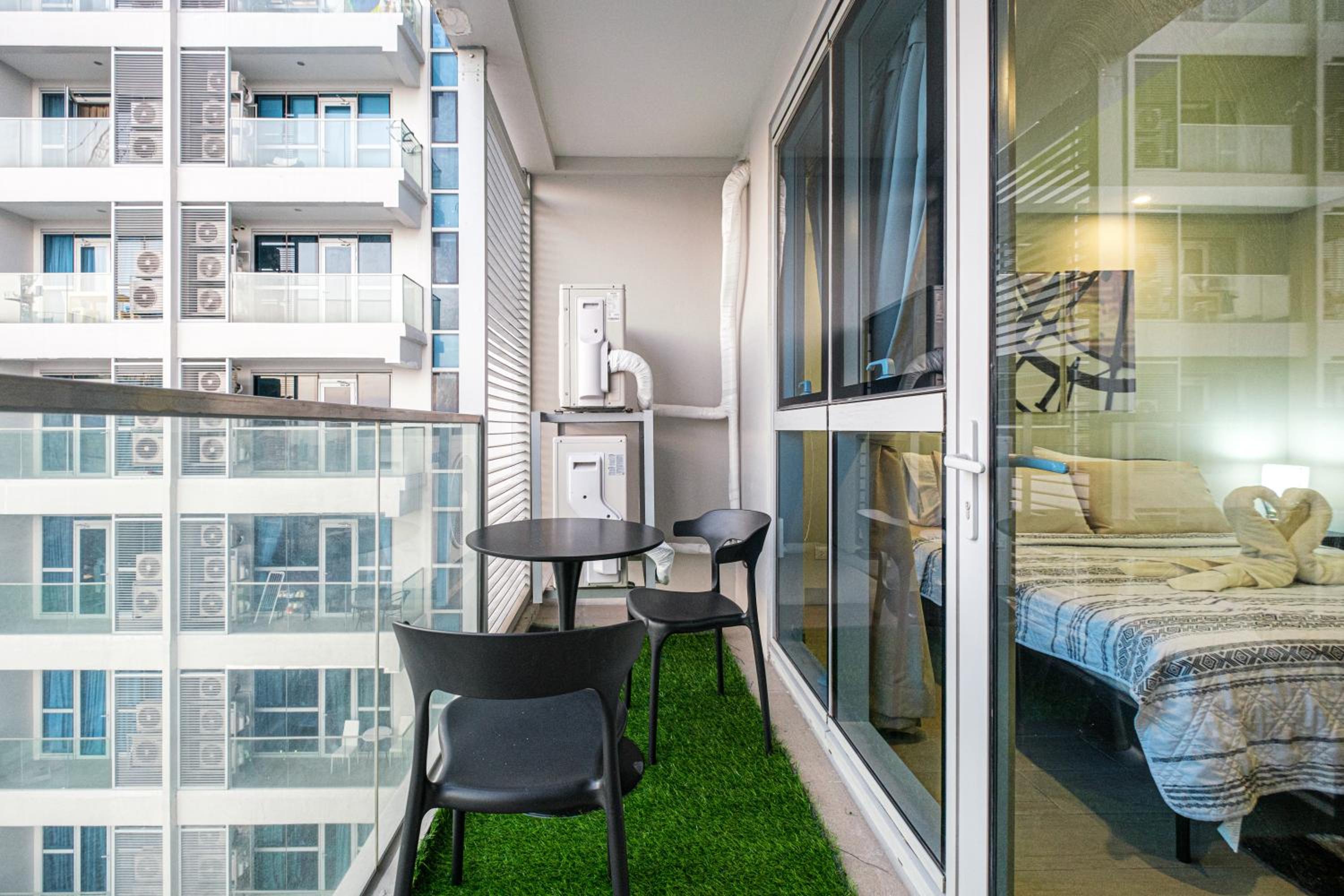 Premium 3BR Suite UptownBGC w/ Bathtub & Balcony view 5