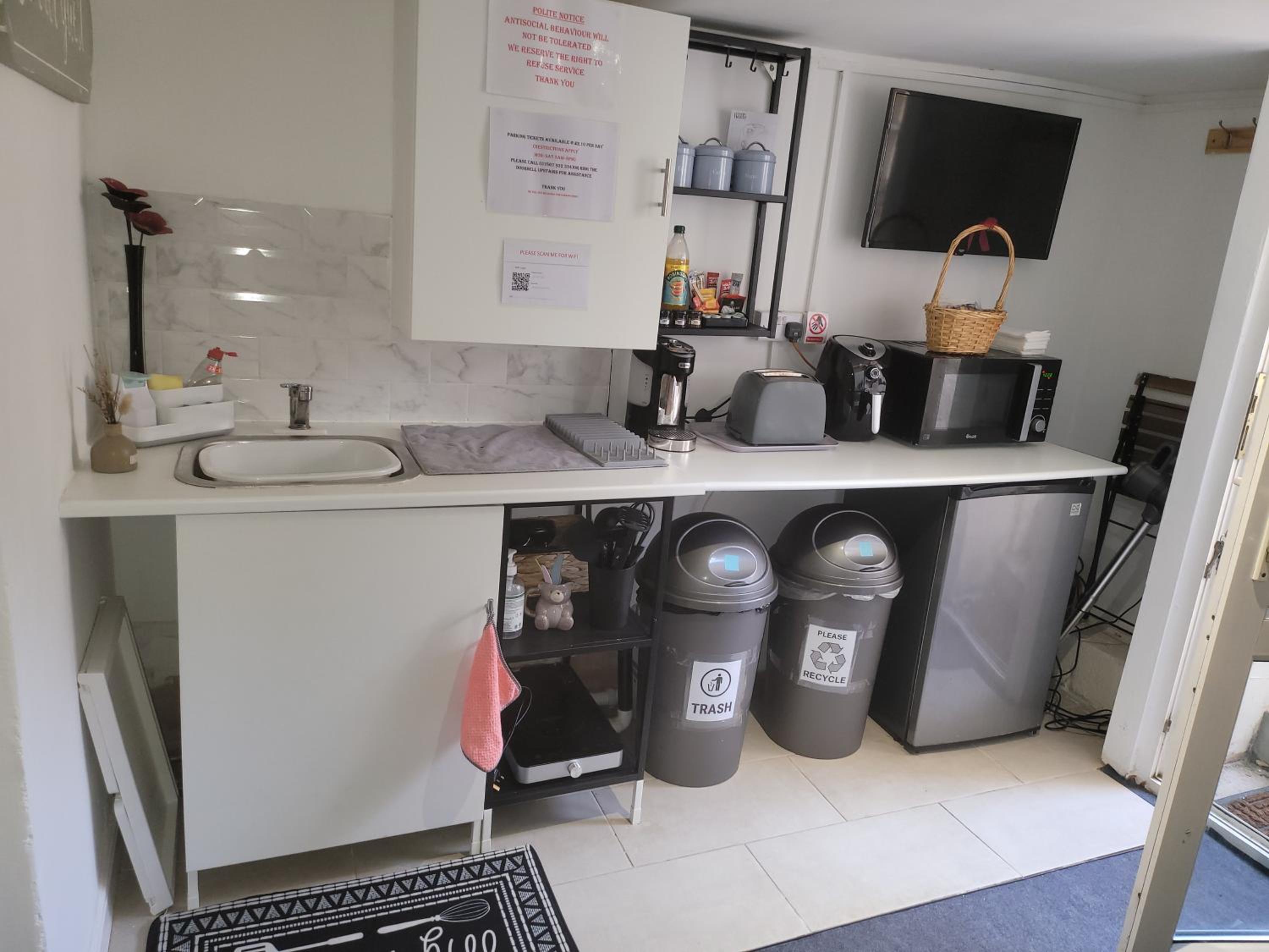 Hidden Treasure-Netflix and Wi-Fi-Basement flat