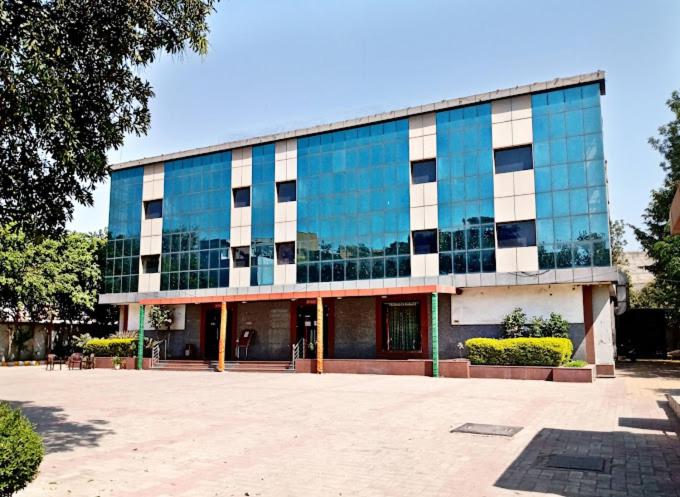 HOTEL RAJMAHAL GREEN