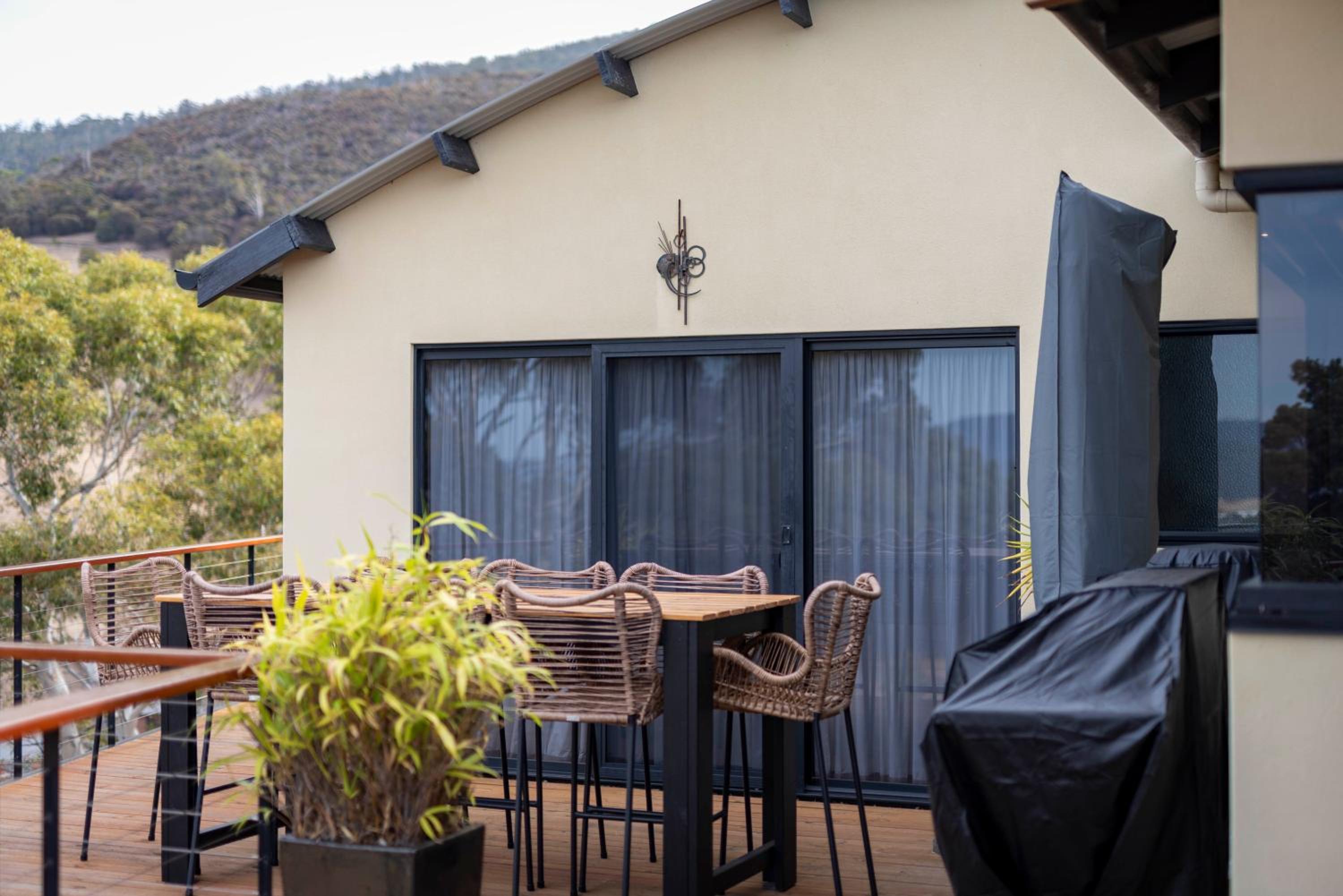 Tree Top Views - Magnificent 4 Bedroom House - 3 Minutes to MONA
