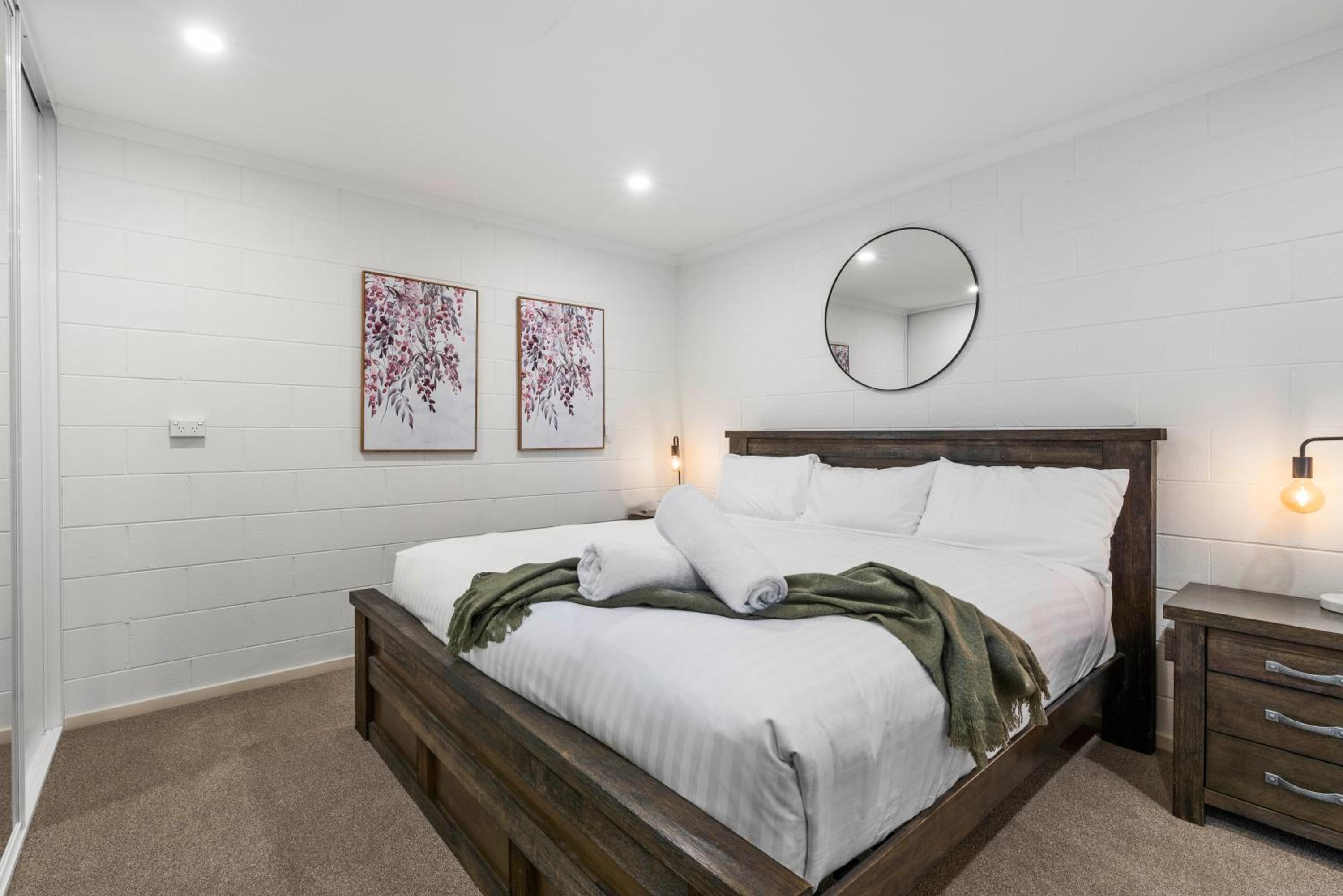 Tree Top Views - Magnificent 4 Bedroom House - 3 Minutes to MONA
