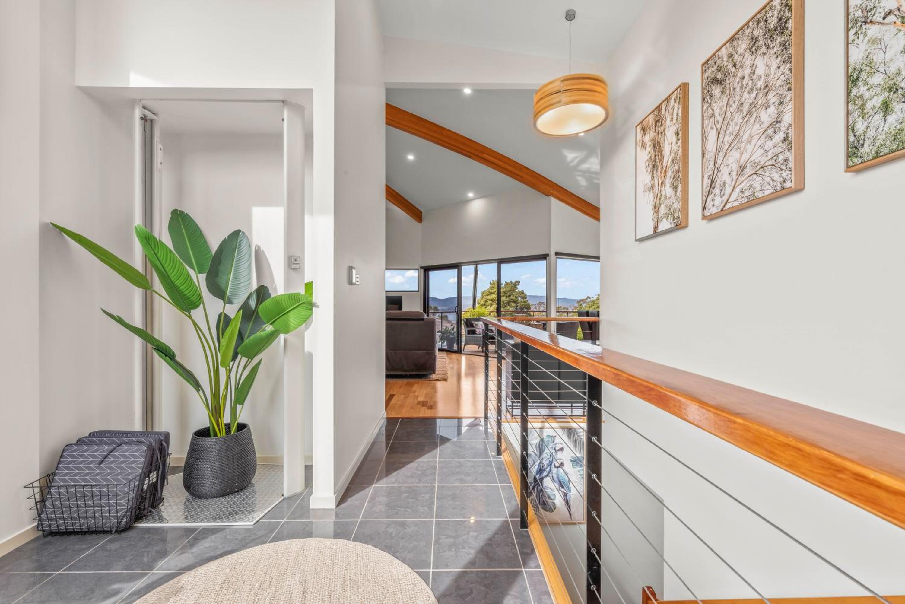 Tree Top Views - Magnificent 4 Bedroom House - 3 Minutes to MONA