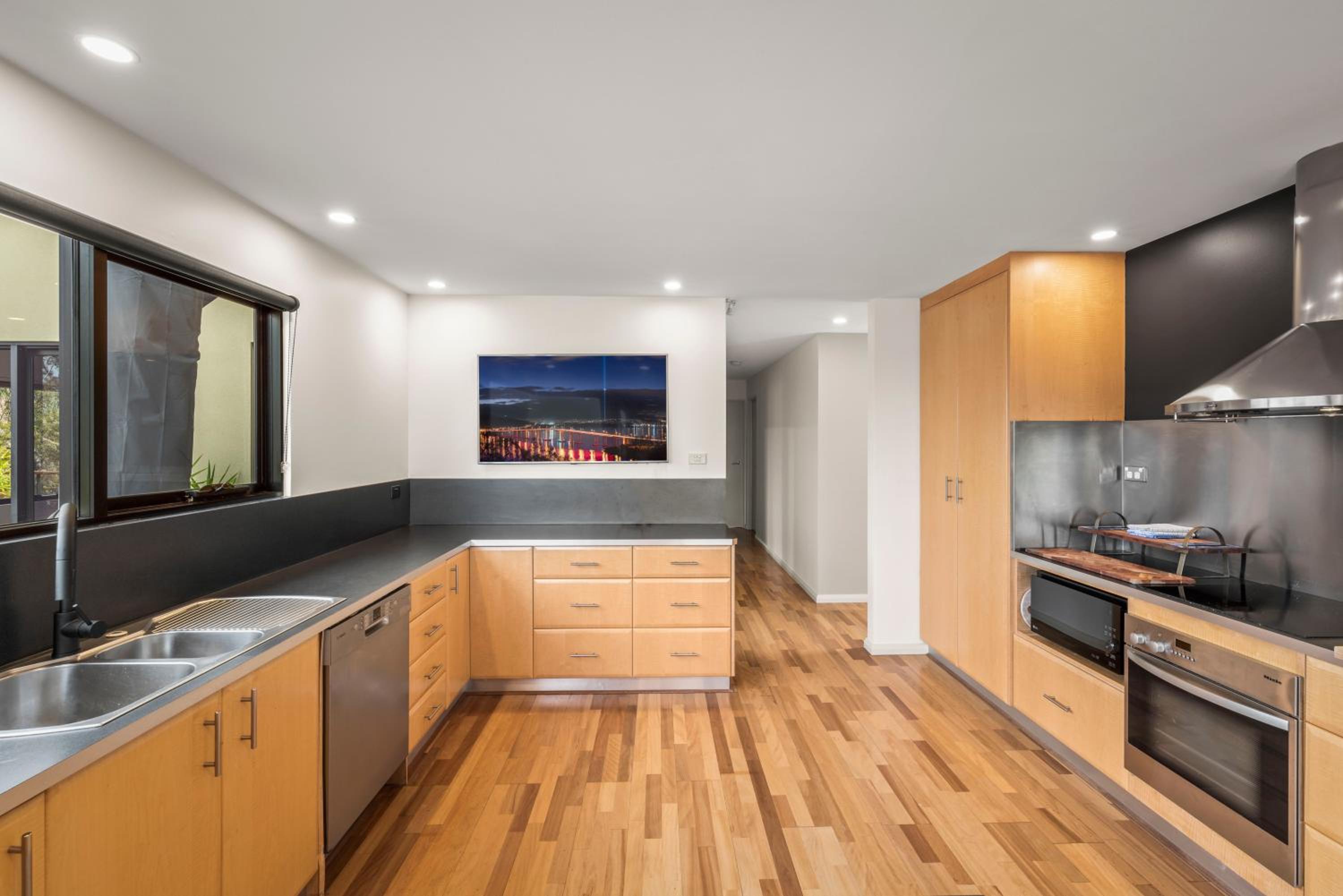 Tree Top Views - Magnificent 4 Bedroom House - 3 Minutes to MONA