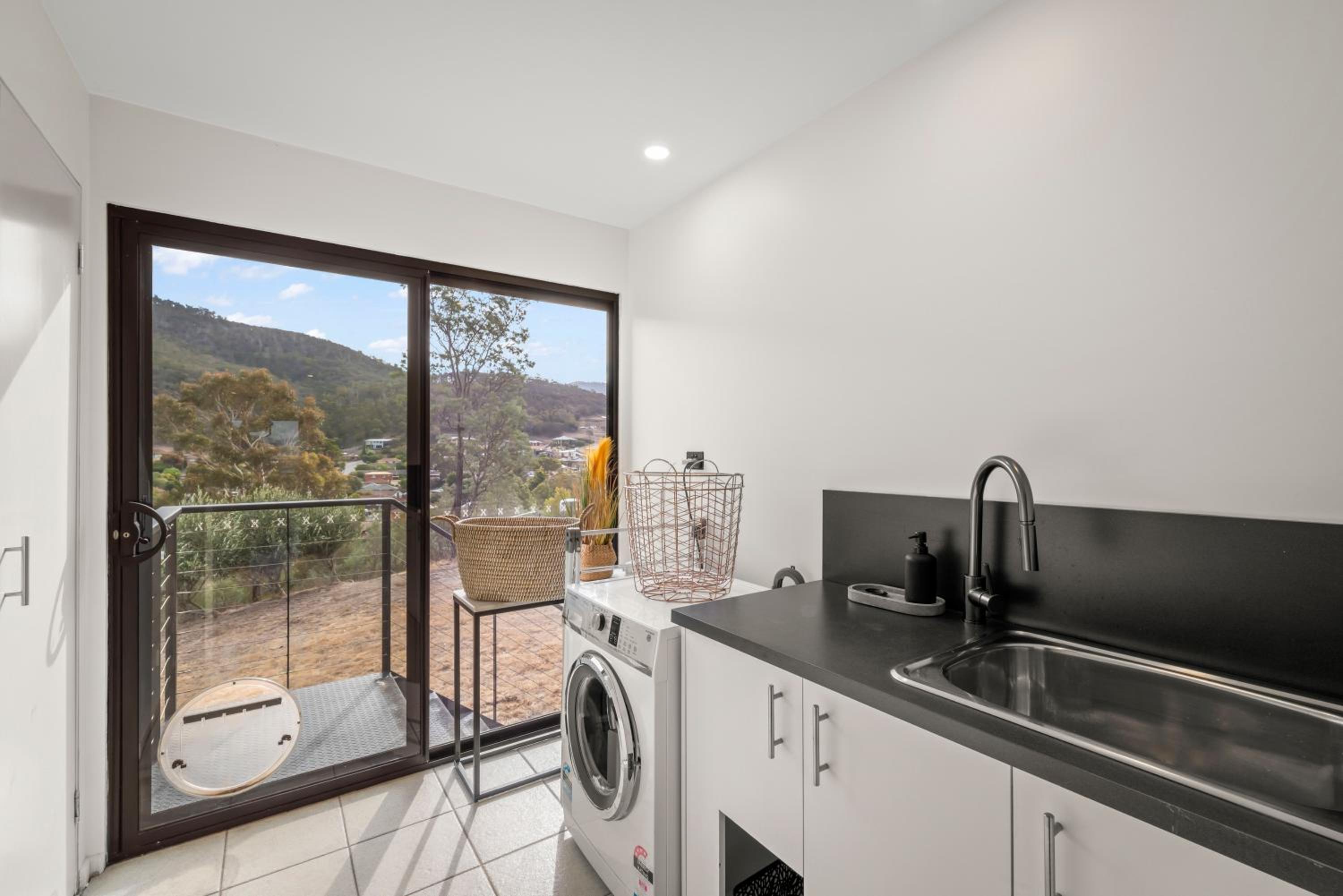 Tree Top Views - Magnificent 4 Bedroom House - 3 Minutes to MONA