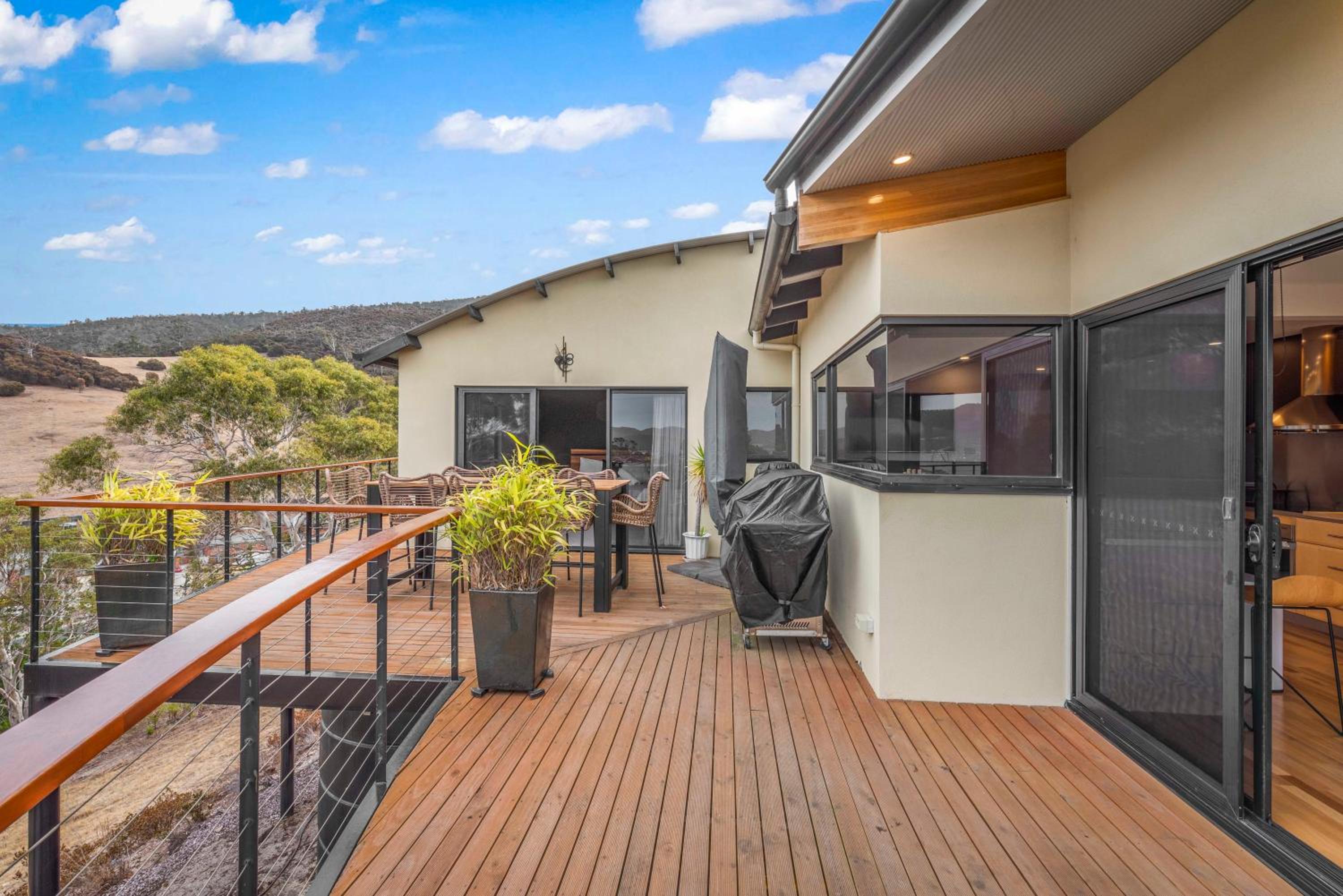 Tree Top Views - Magnificent 4 Bedroom House - 3 Minutes to MONA