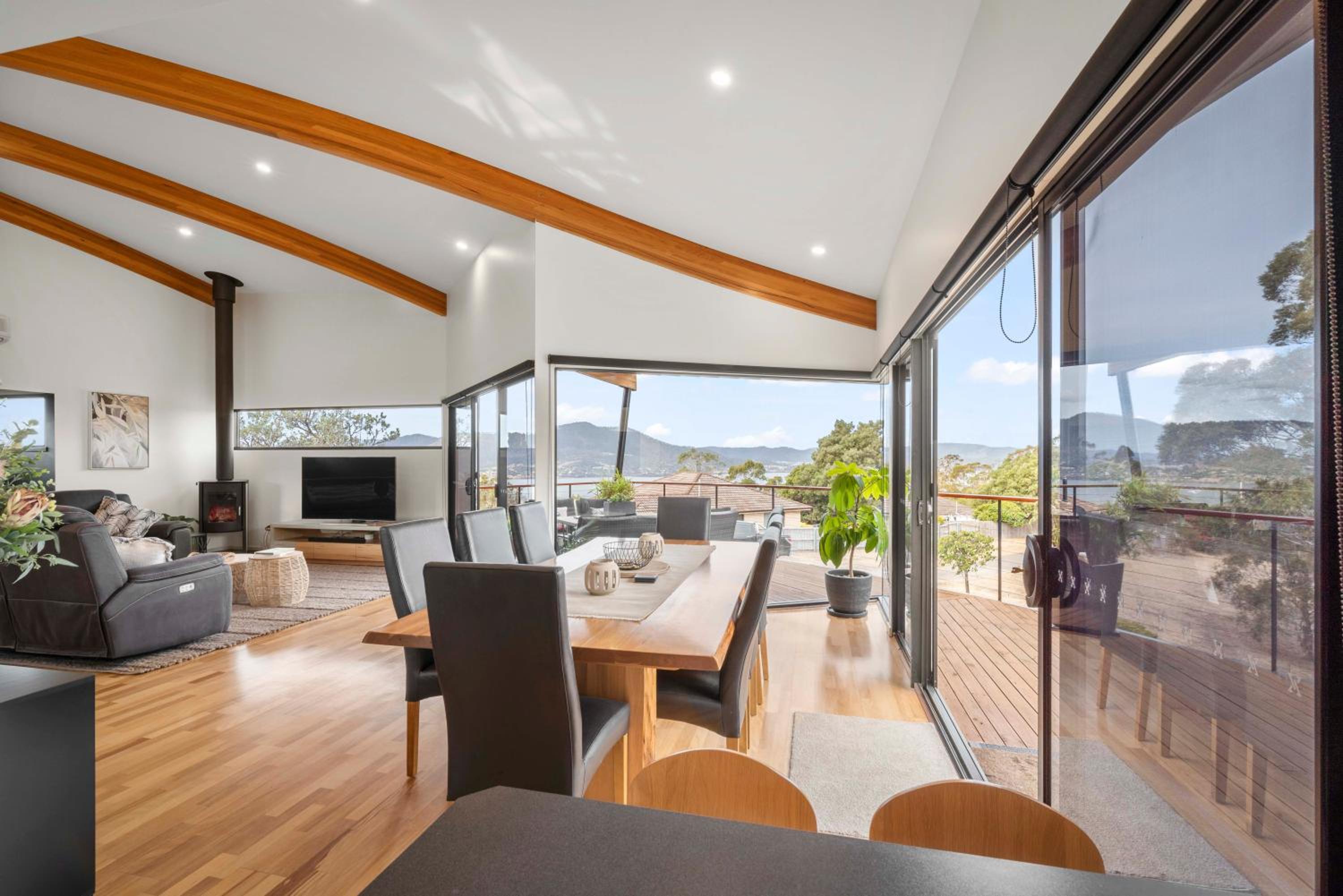 Tree Top Views - Magnificent 4 Bedroom House - 3 Minutes to MONA