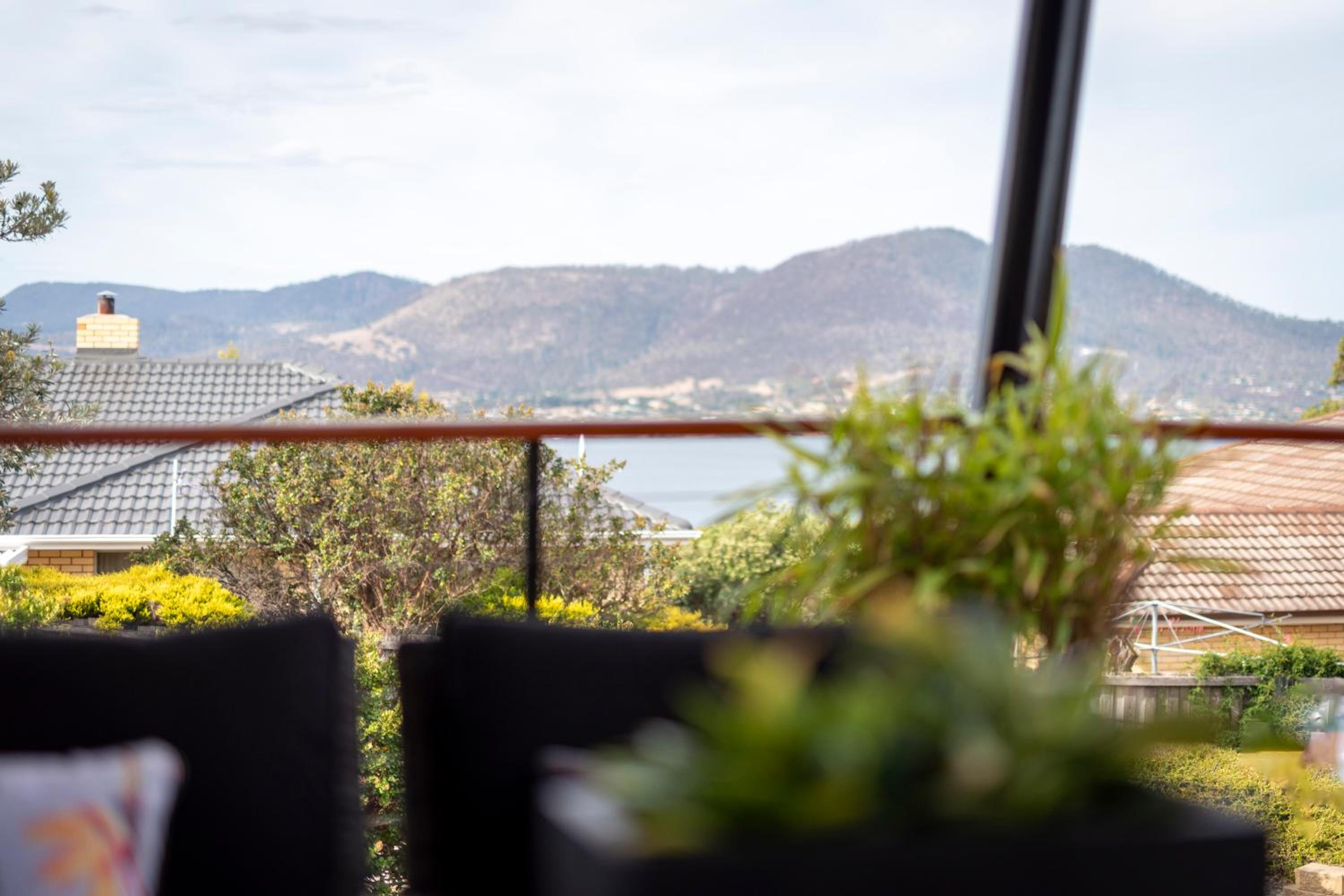 Tree Top Views - Magnificent 4 Bedroom House - 3 Minutes to MONA