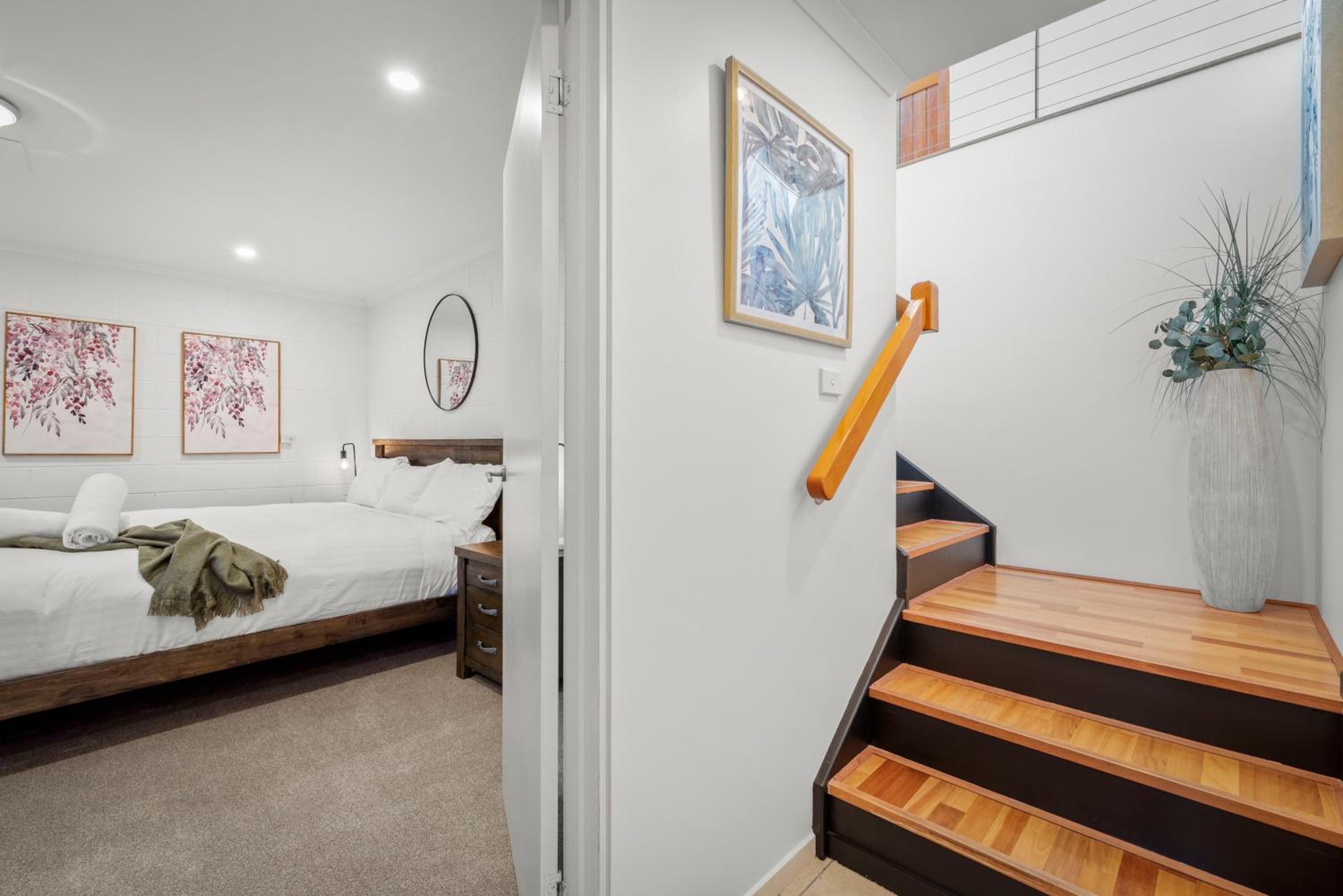 Tree Top Views - Magnificent 4 Bedroom House - 3 Minutes to MONA