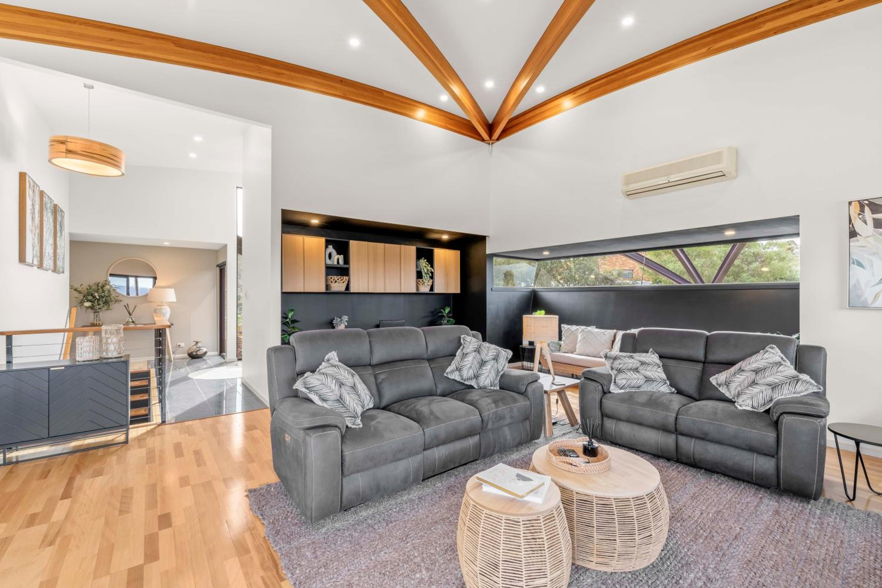 Tree Top Views - Magnificent 4 Bedroom House - 3 Minutes to MONA