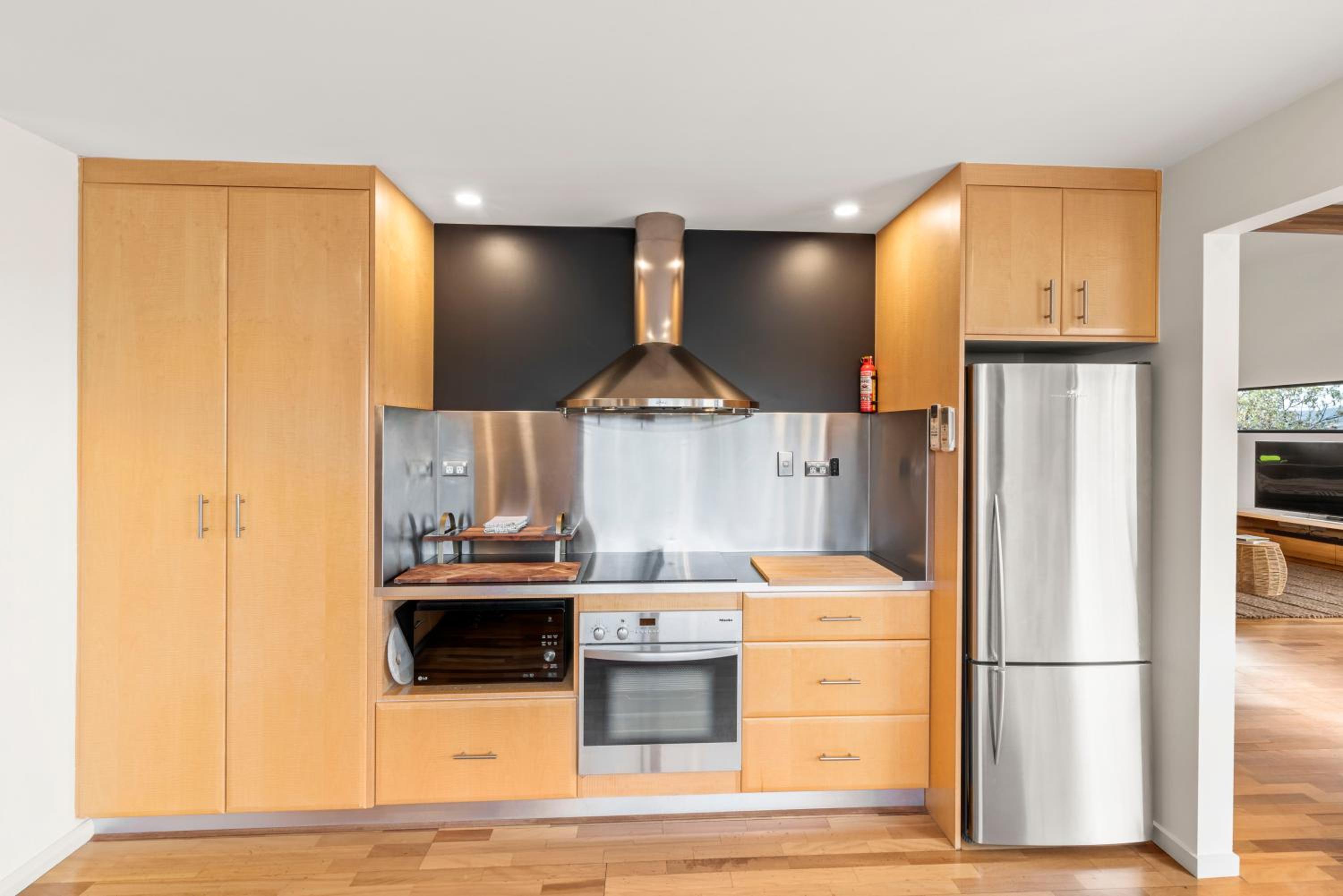 Tree Top Views - Magnificent 4 Bedroom House - 3 Minutes to MONA