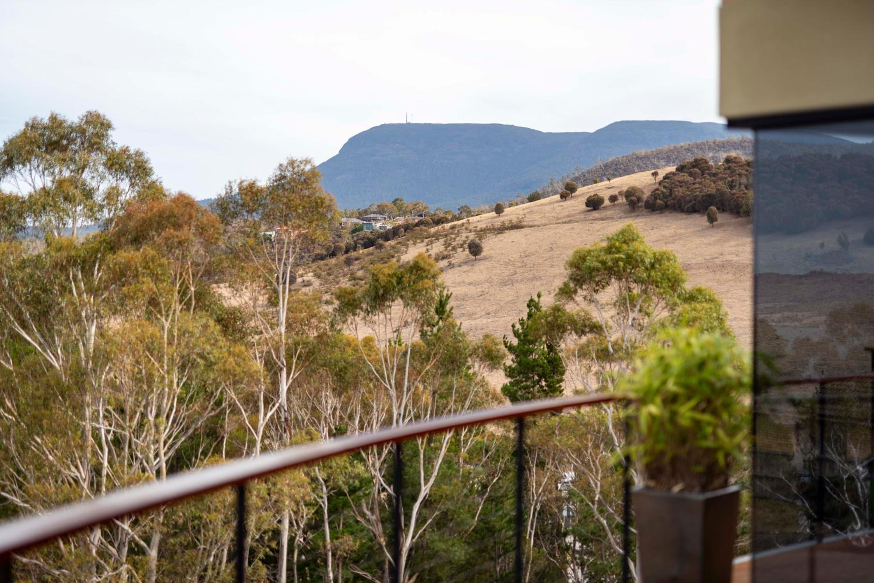Tree Top Views - Magnificent 4 Bedroom House - 3 Minutes to MONA