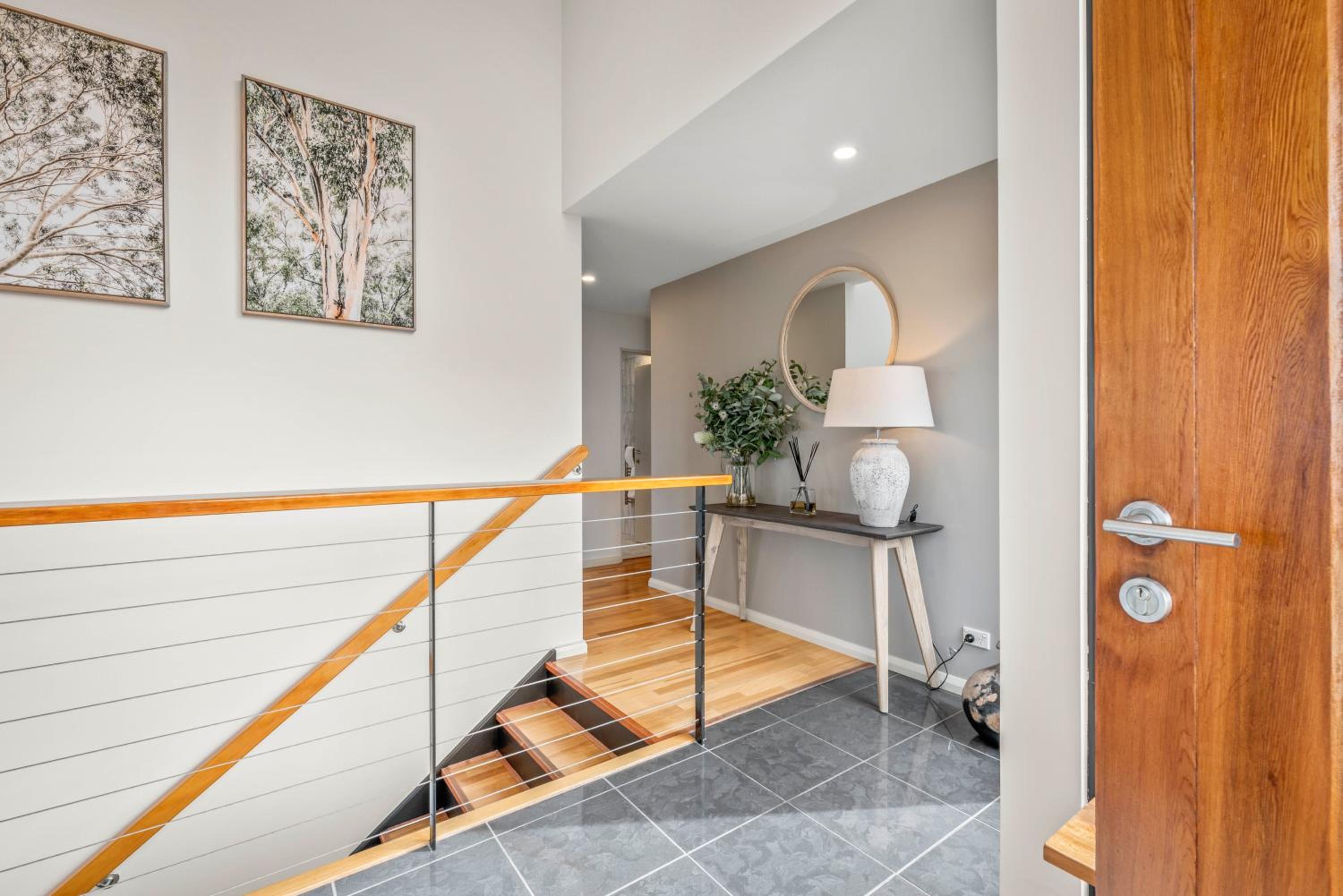 Tree Top Views - Magnificent 4 Bedroom House - 3 Minutes to MONA