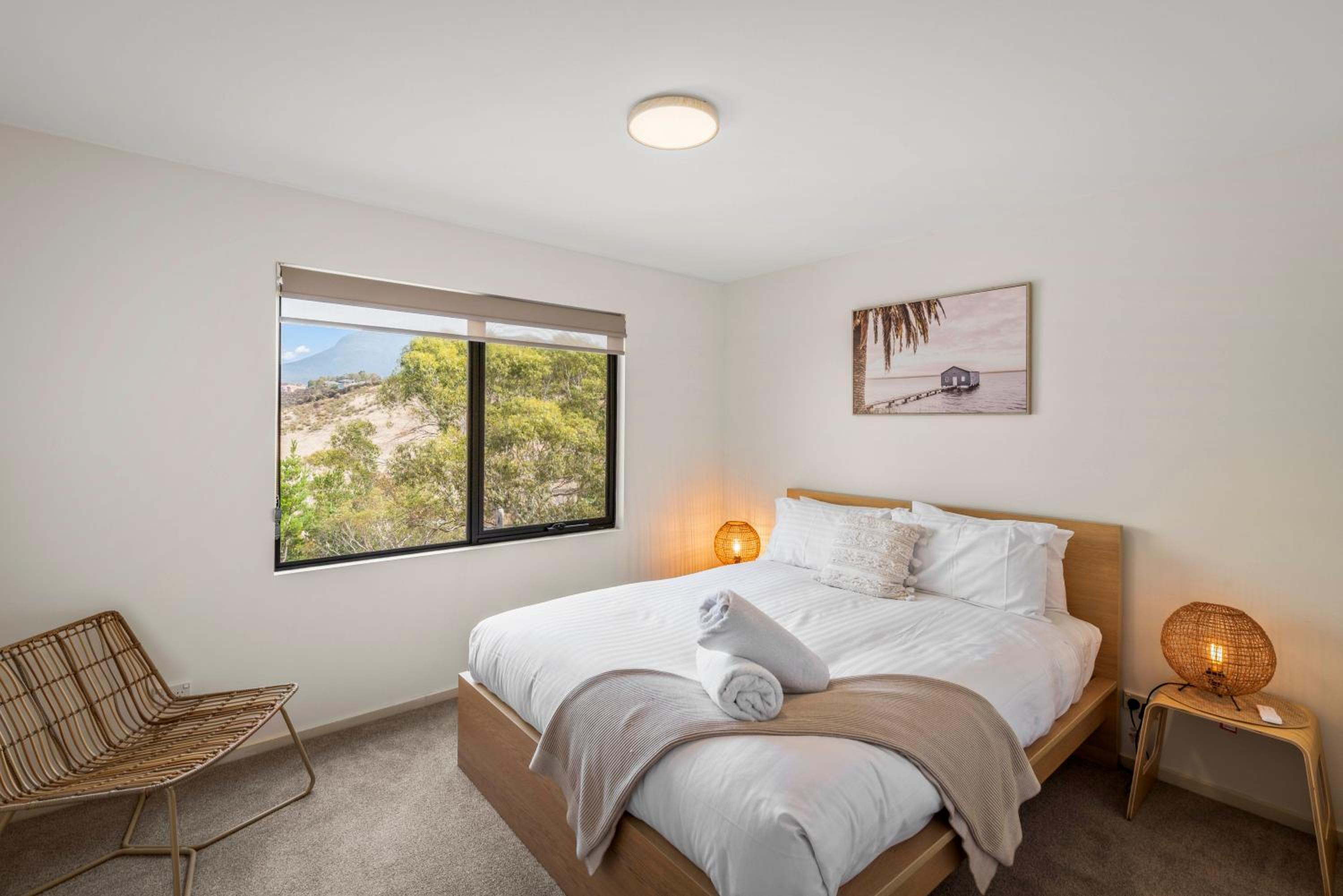 Tree Top Views - Magnificent 4 Bedroom House - 3 Minutes to MONA