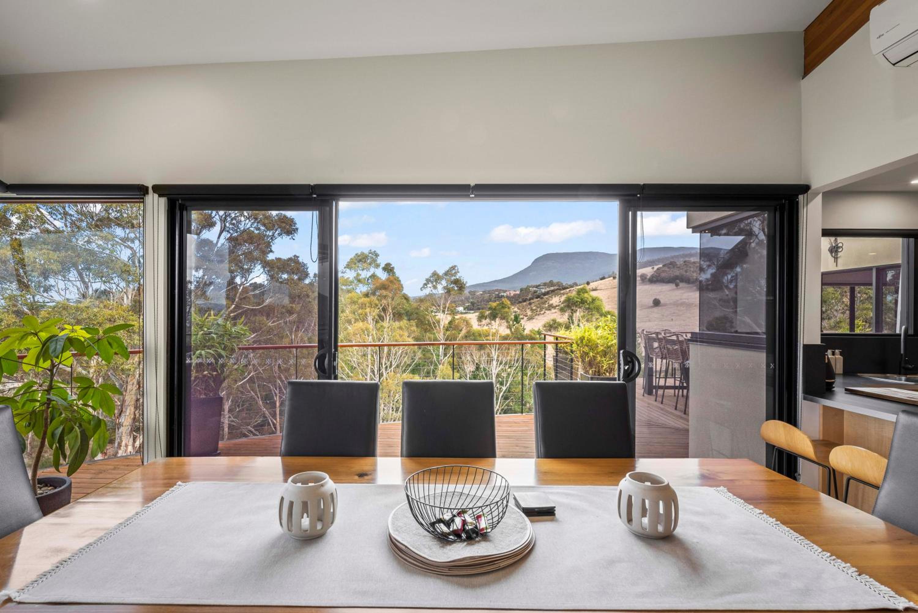 Tree Top Views - Magnificent 4 Bedroom House - 3 Minutes to MONA