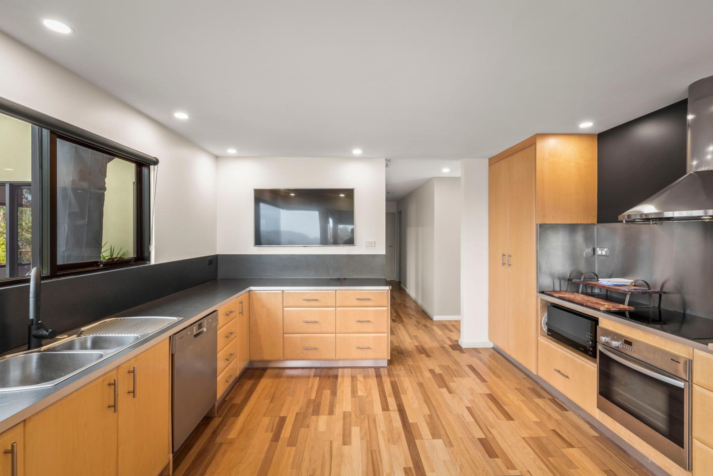 Tree Top Views - Magnificent 4 Bedroom House - 3 Minutes to MONA