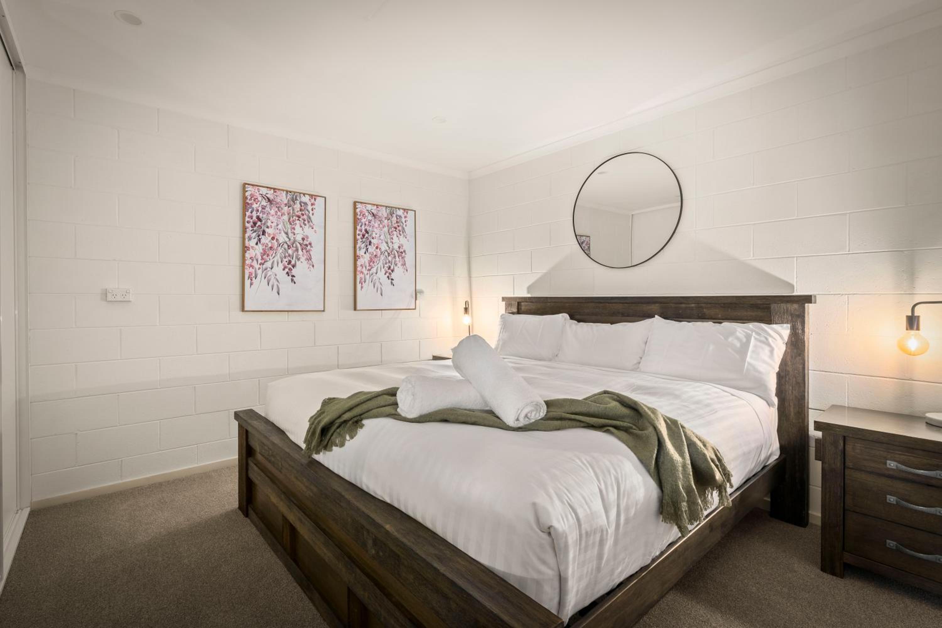 Tree Top Views - Magnificent 4 Bedroom House - 3 Minutes to MONA