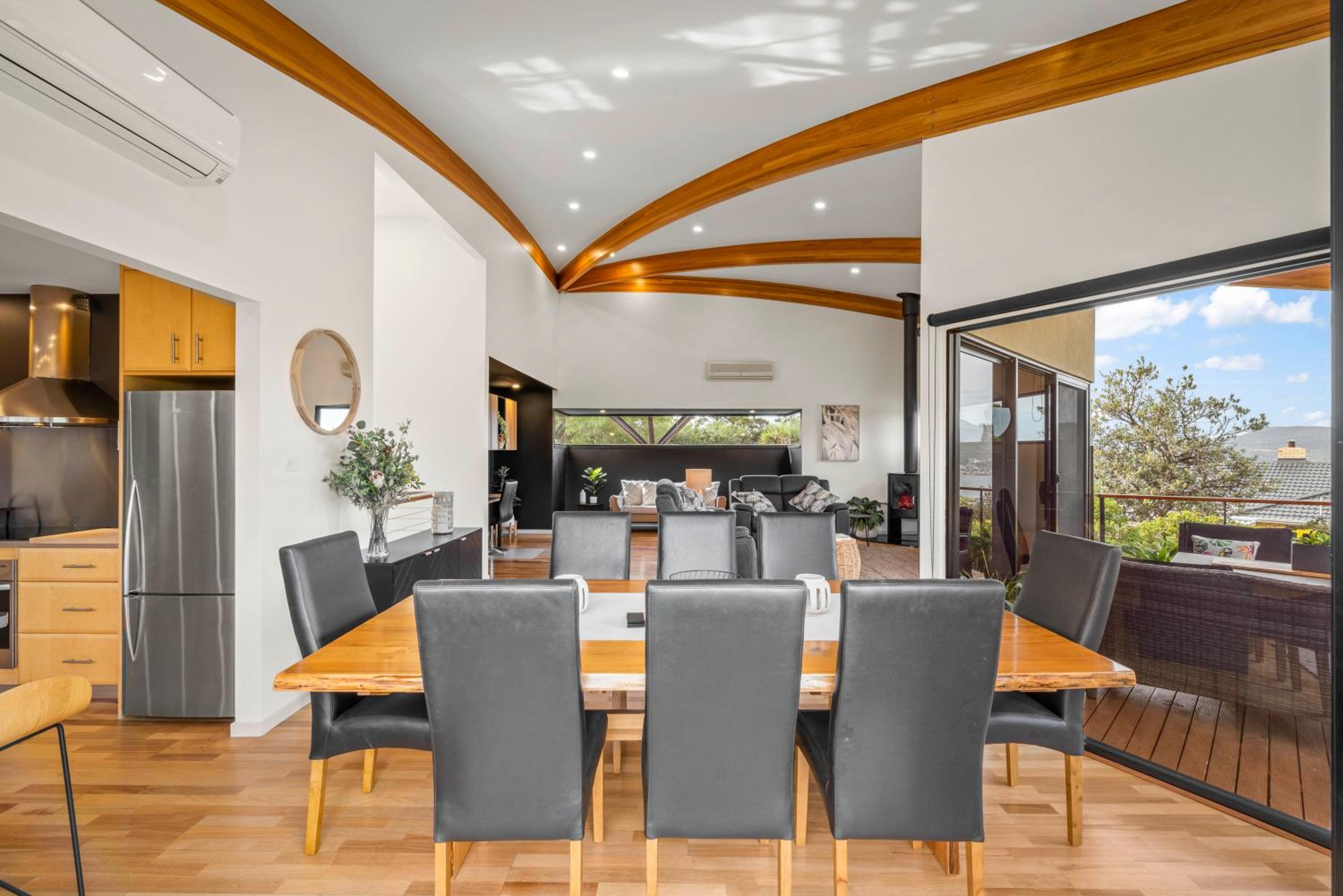 Tree Top Views - Magnificent 4 Bedroom House - 3 Minutes to MONA