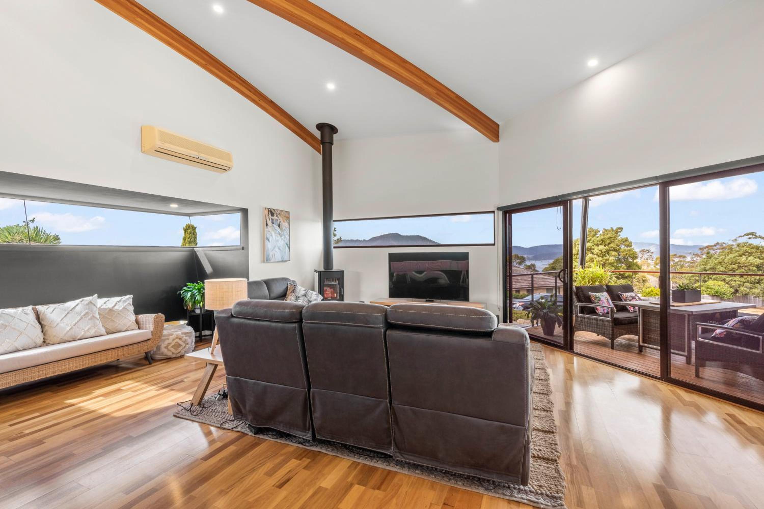 Tree Top Views - Magnificent 4 Bedroom House - 3 Minutes to MONA