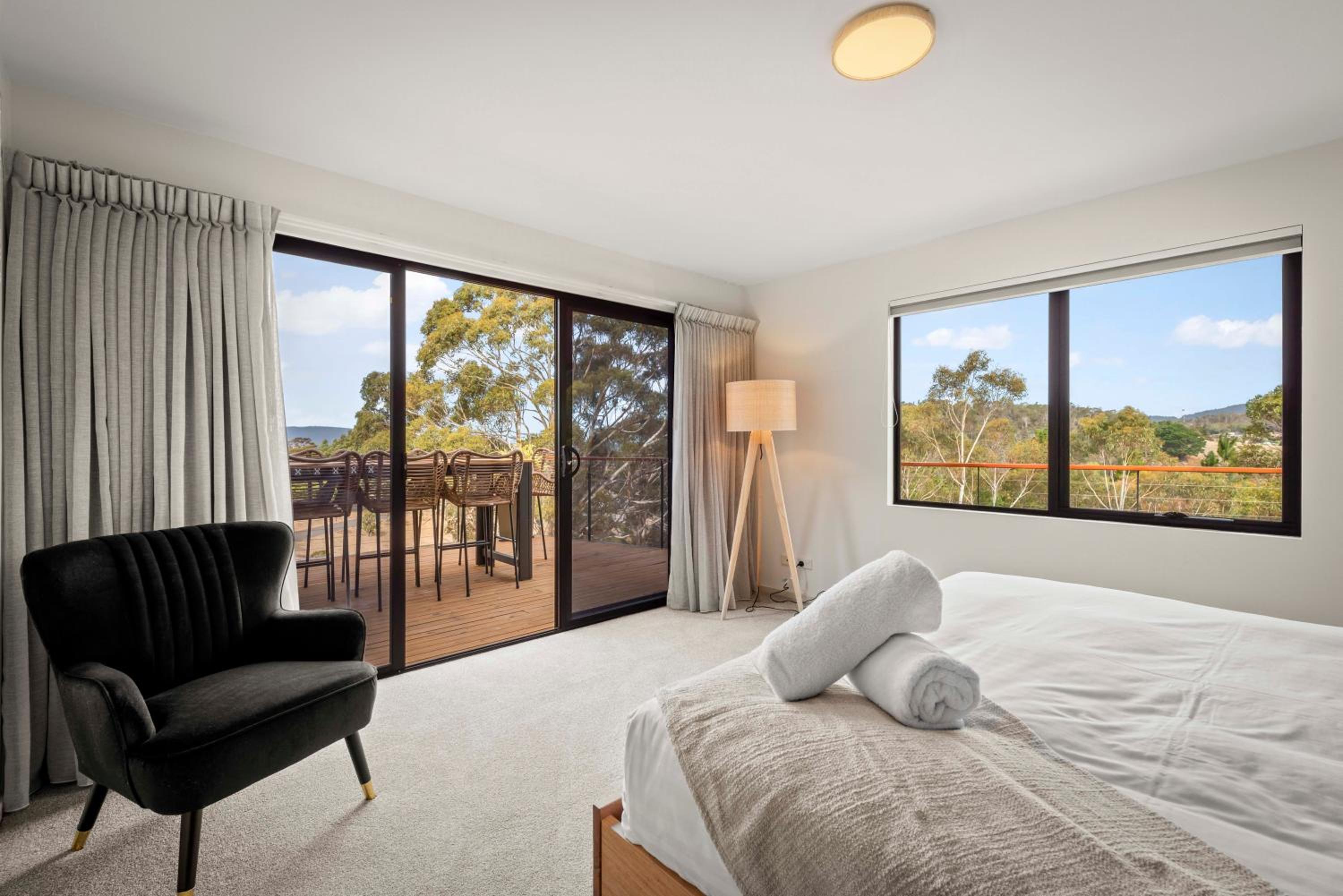 Tree Top Views - Magnificent 4 Bedroom House - 3 Minutes to MONA