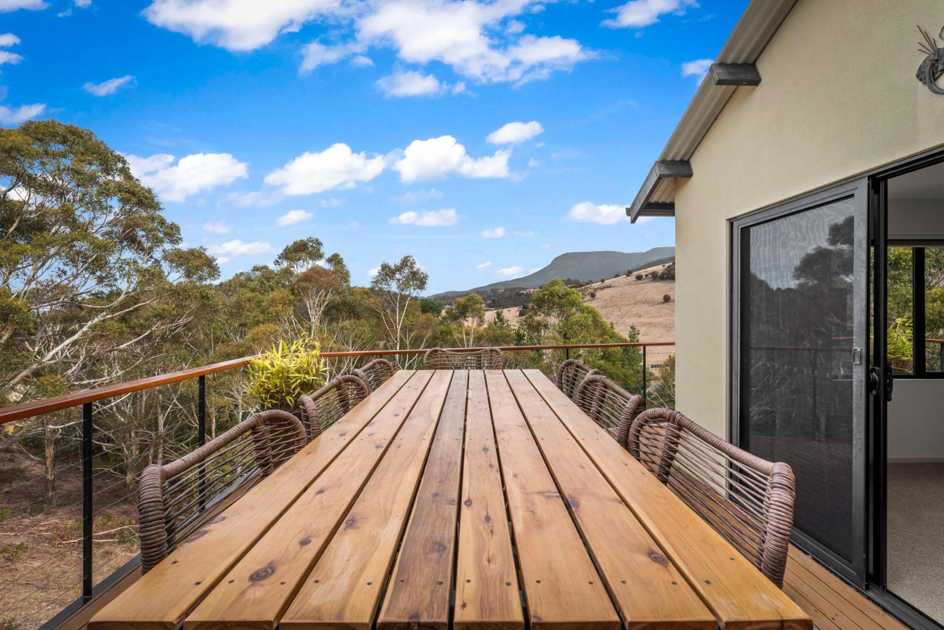 Tree Top Views - Magnificent 4 Bedroom House - 3 Minutes to MONA