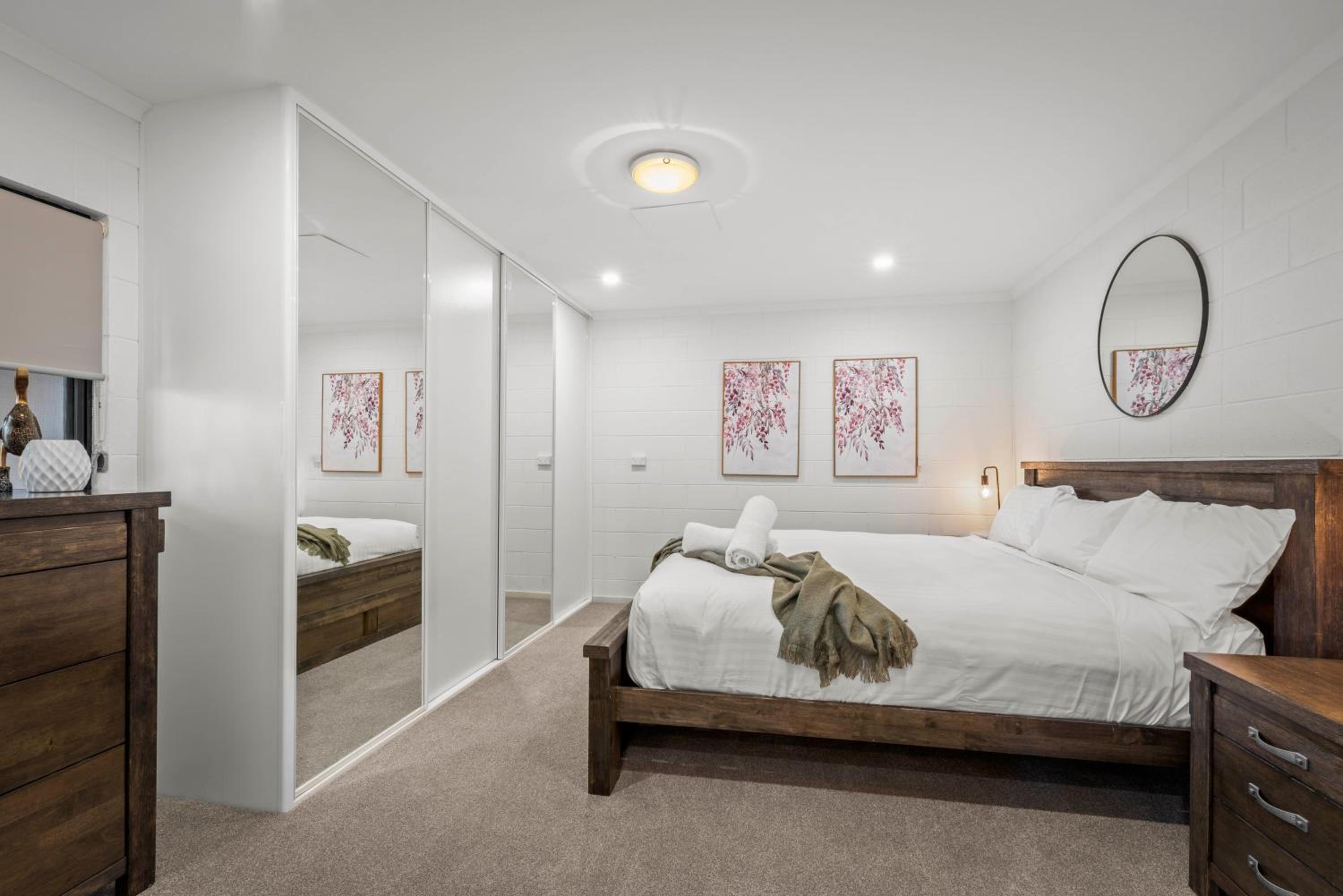 Tree Top Views - Magnificent 4 Bedroom House - 3 Minutes to MONA