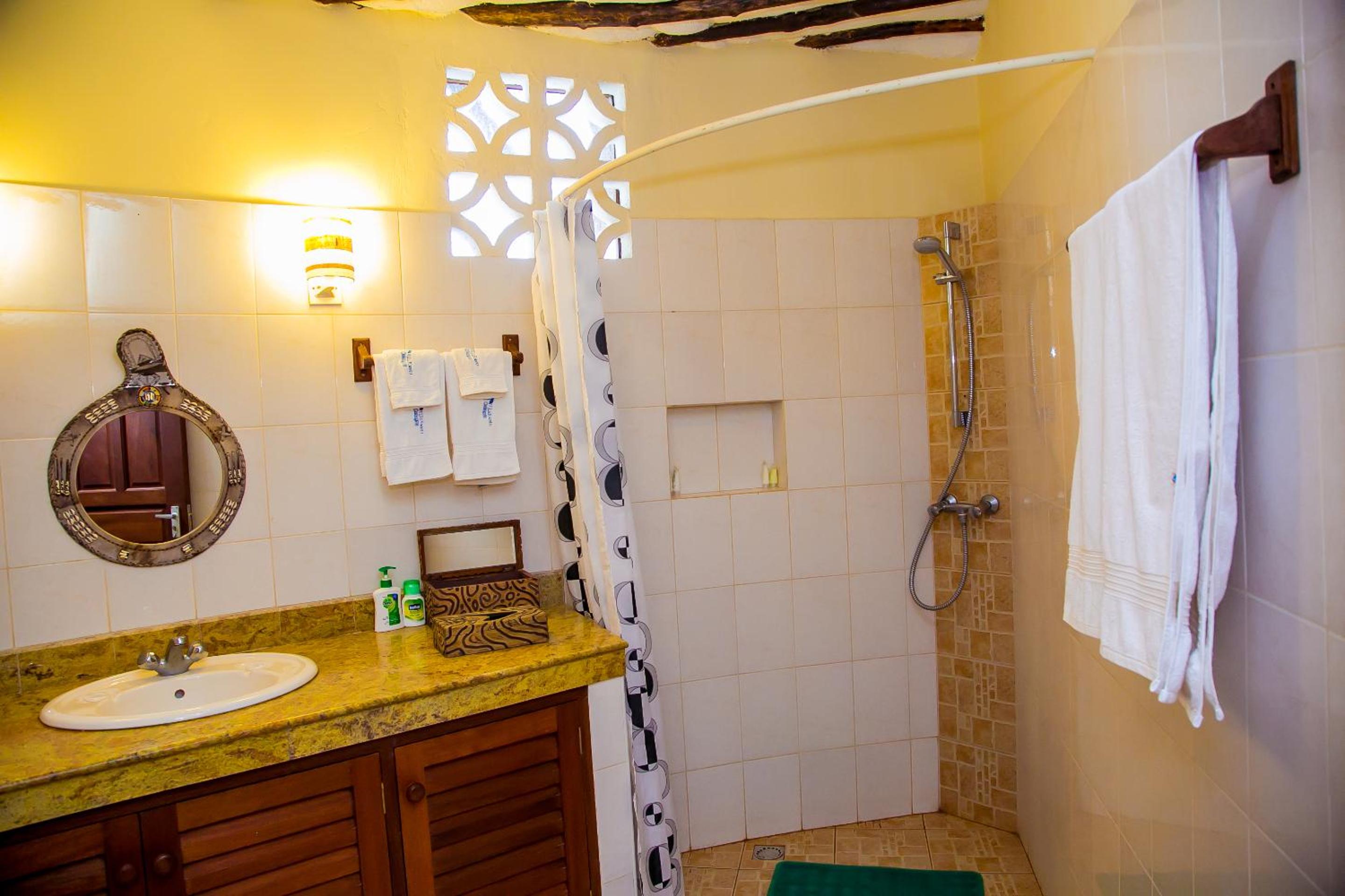 3 Bed Villa Sleeps 6 - Pool Garden Chef Option view 3