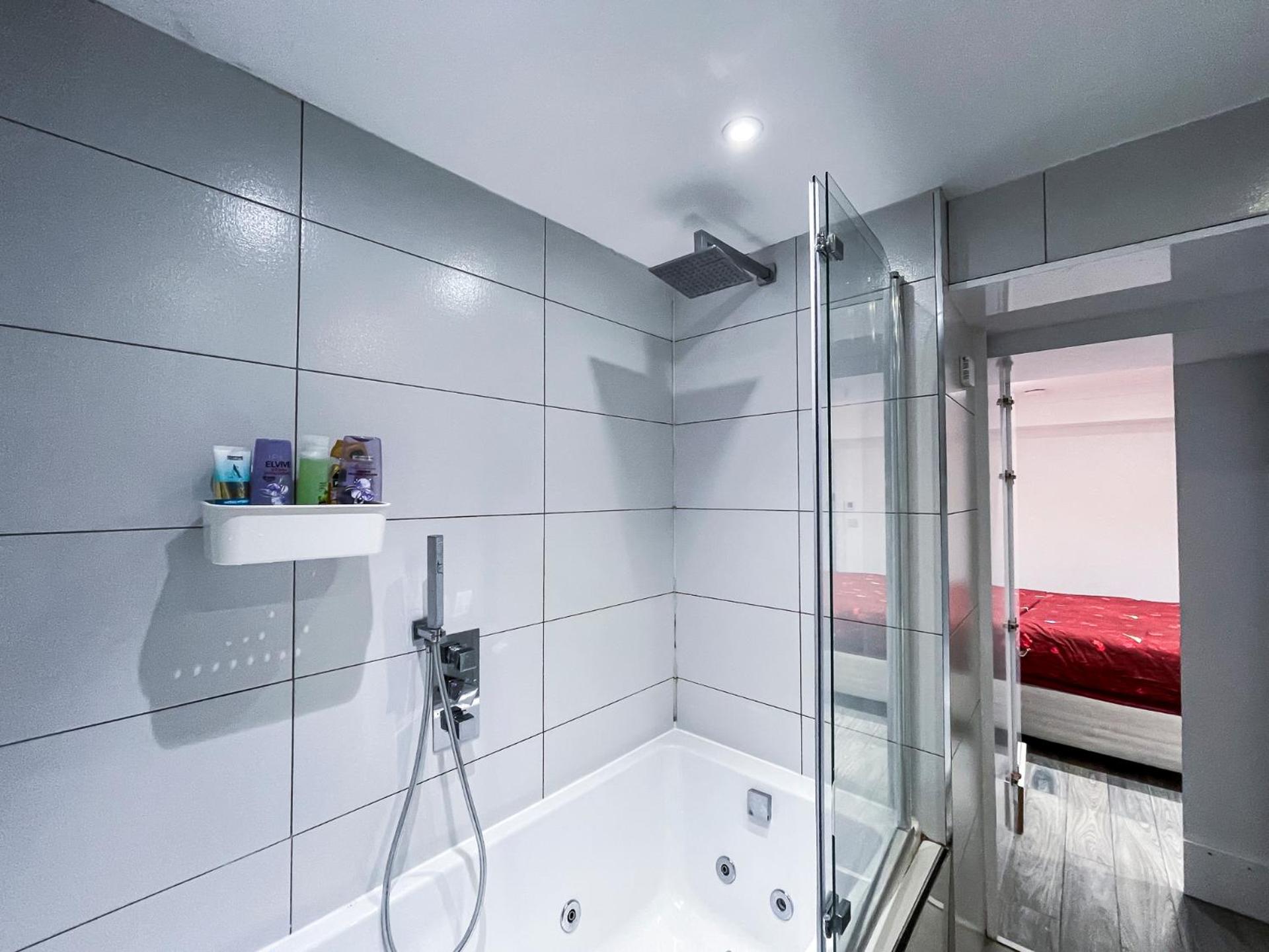 1 Bedroom Flat with whirlpool bath photo 4