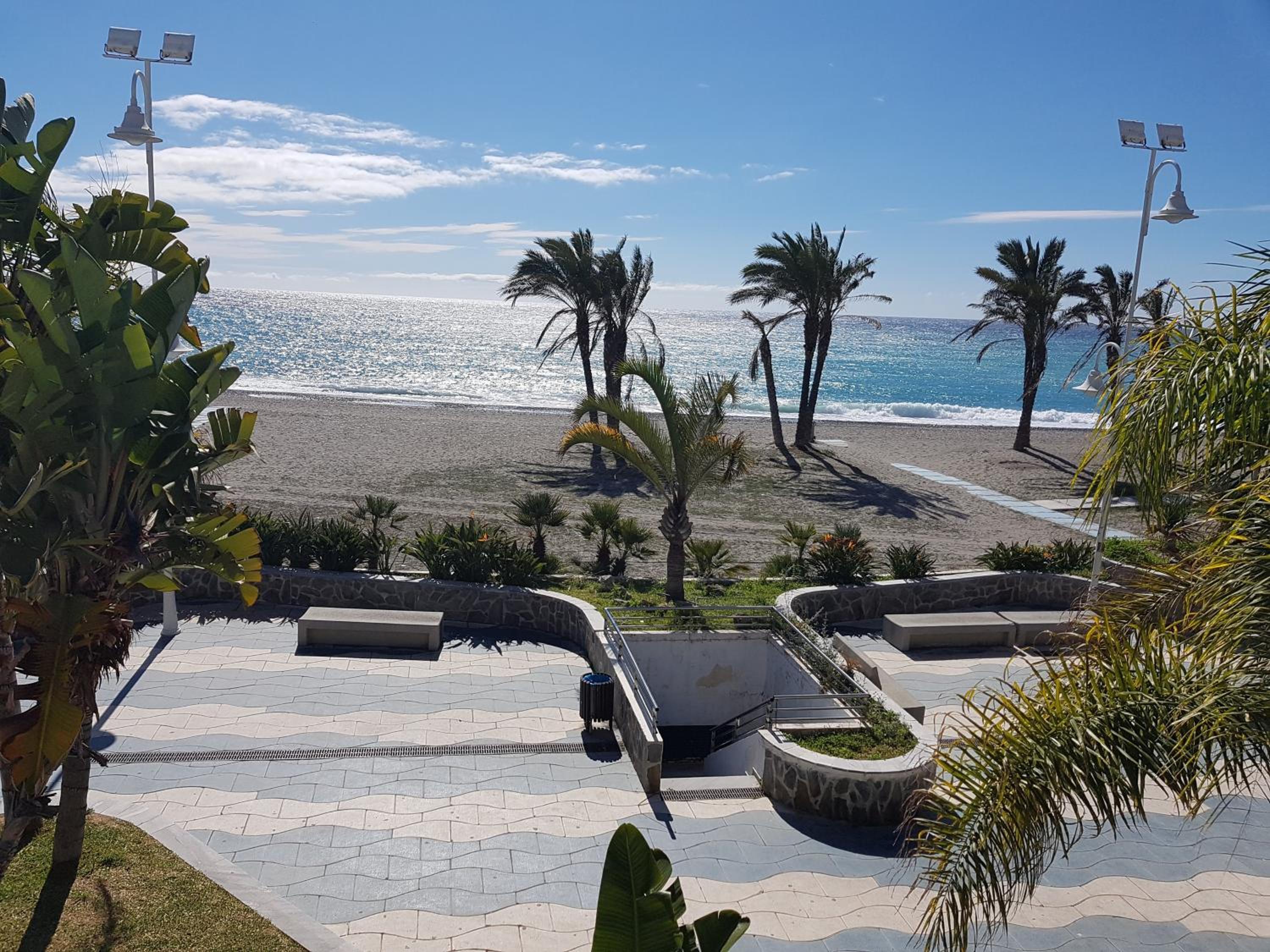 Instyle Almunecar en el centro con cochera y piscina