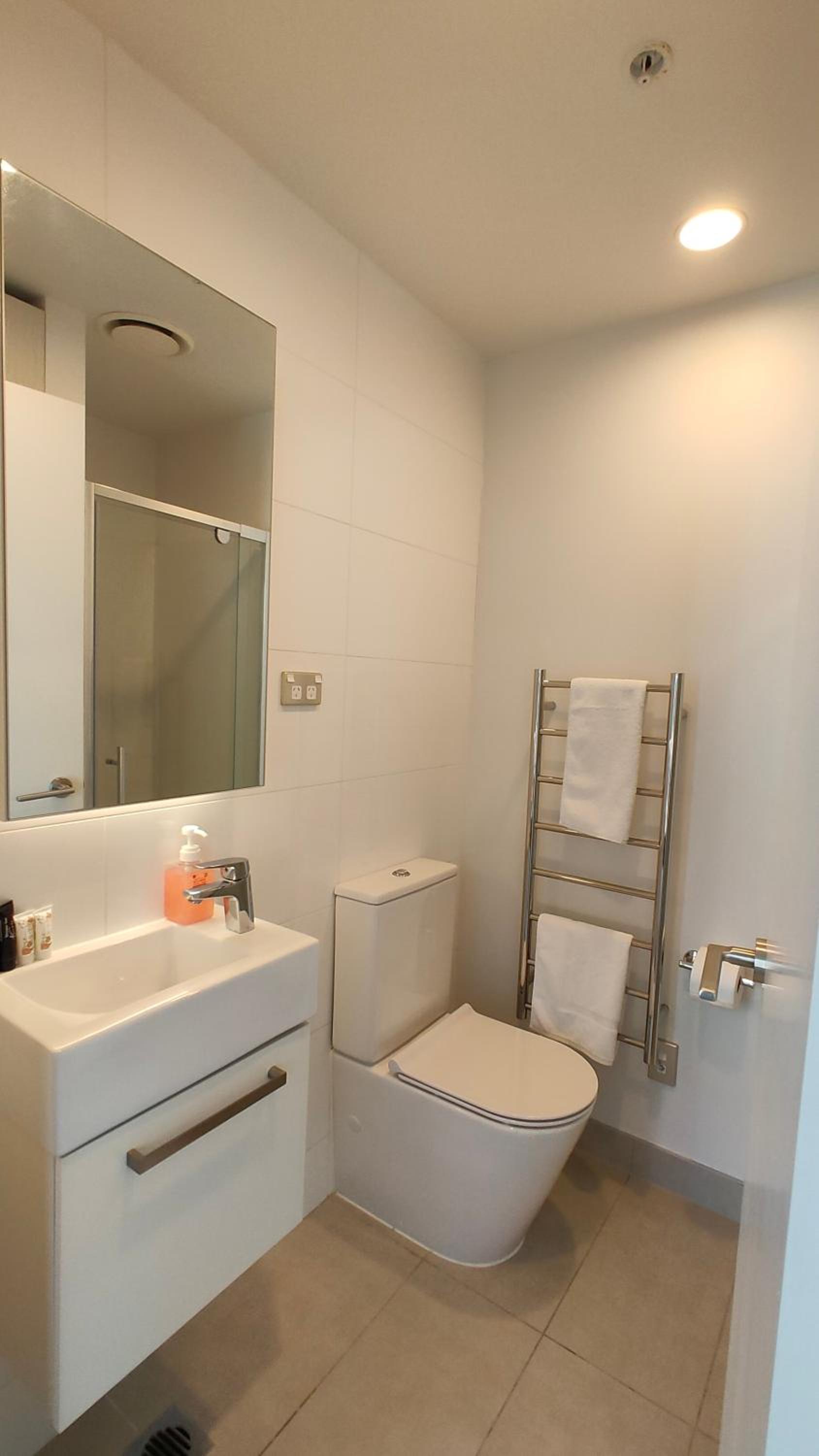 Stylish City Retreat Steps to Harbour & Sky Tower w Free Pool & Gym P110 photo 2