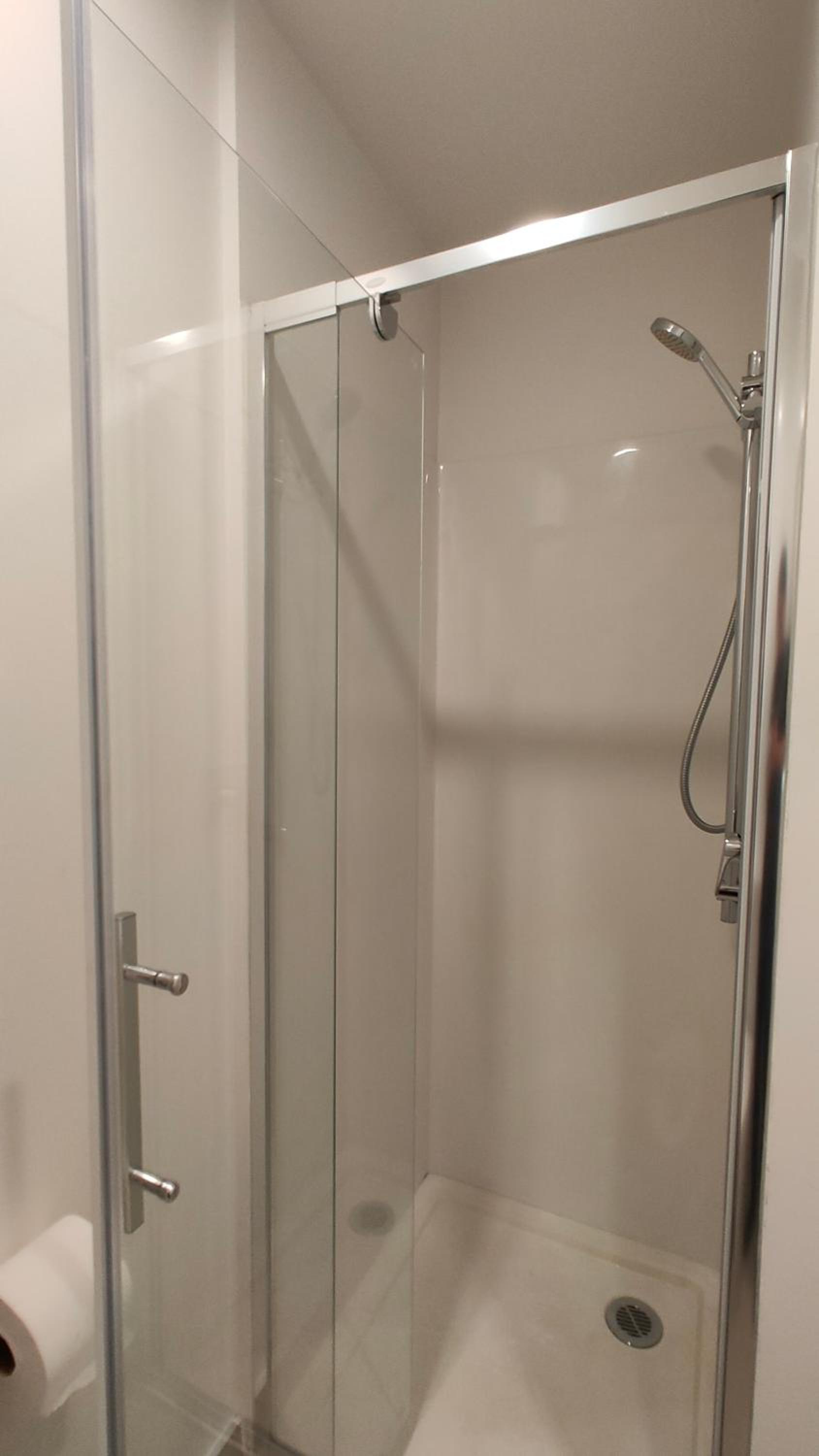Stylish City Retreat Steps to Harbour & Sky Tower w Free Pool & Gym P110 photo 4