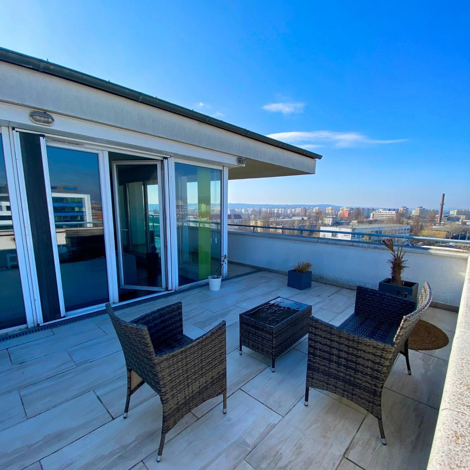 Highrise Horizon Penthouse