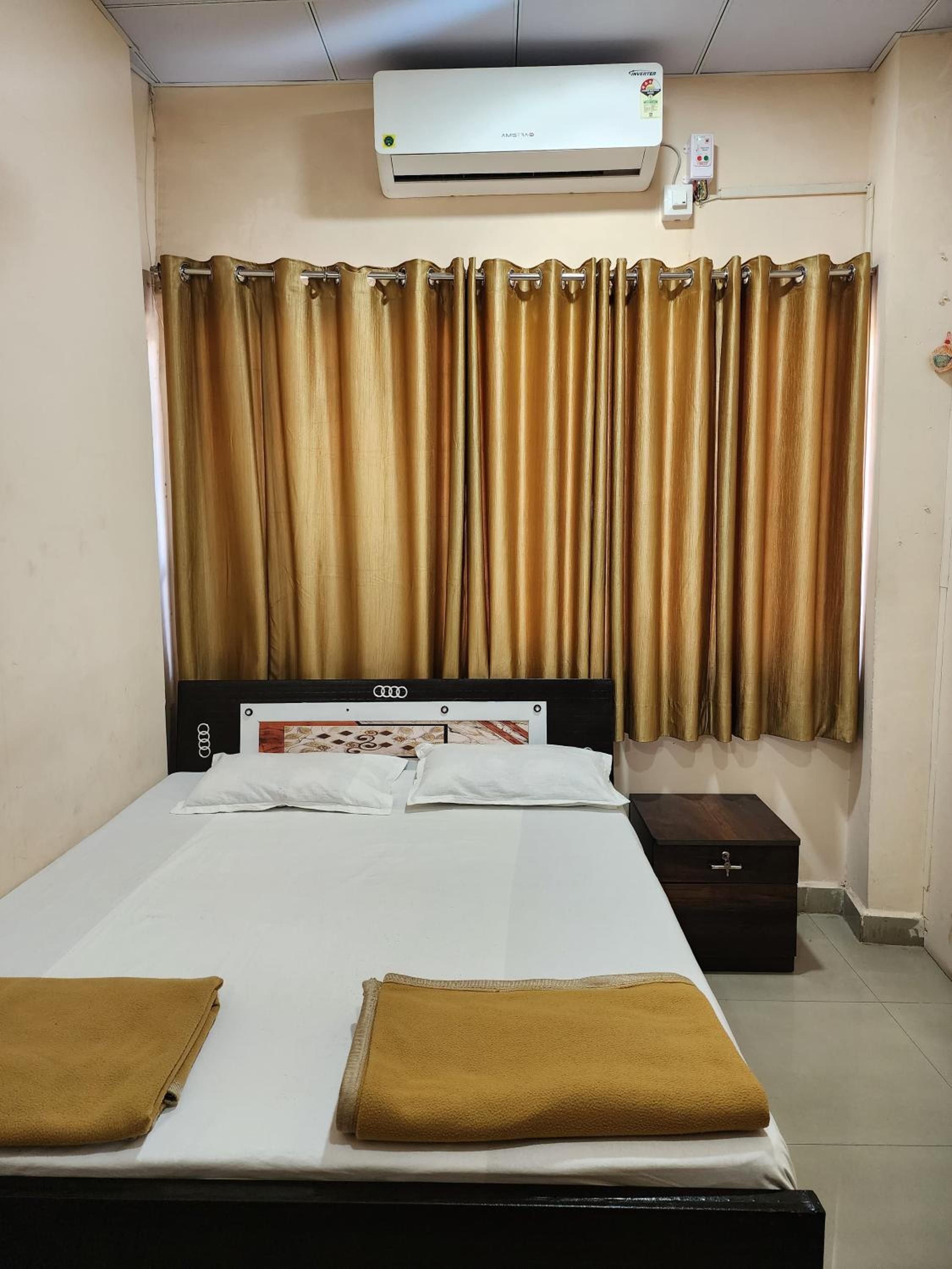 Hotel Diamond AC Dormitory and Guest House view 2