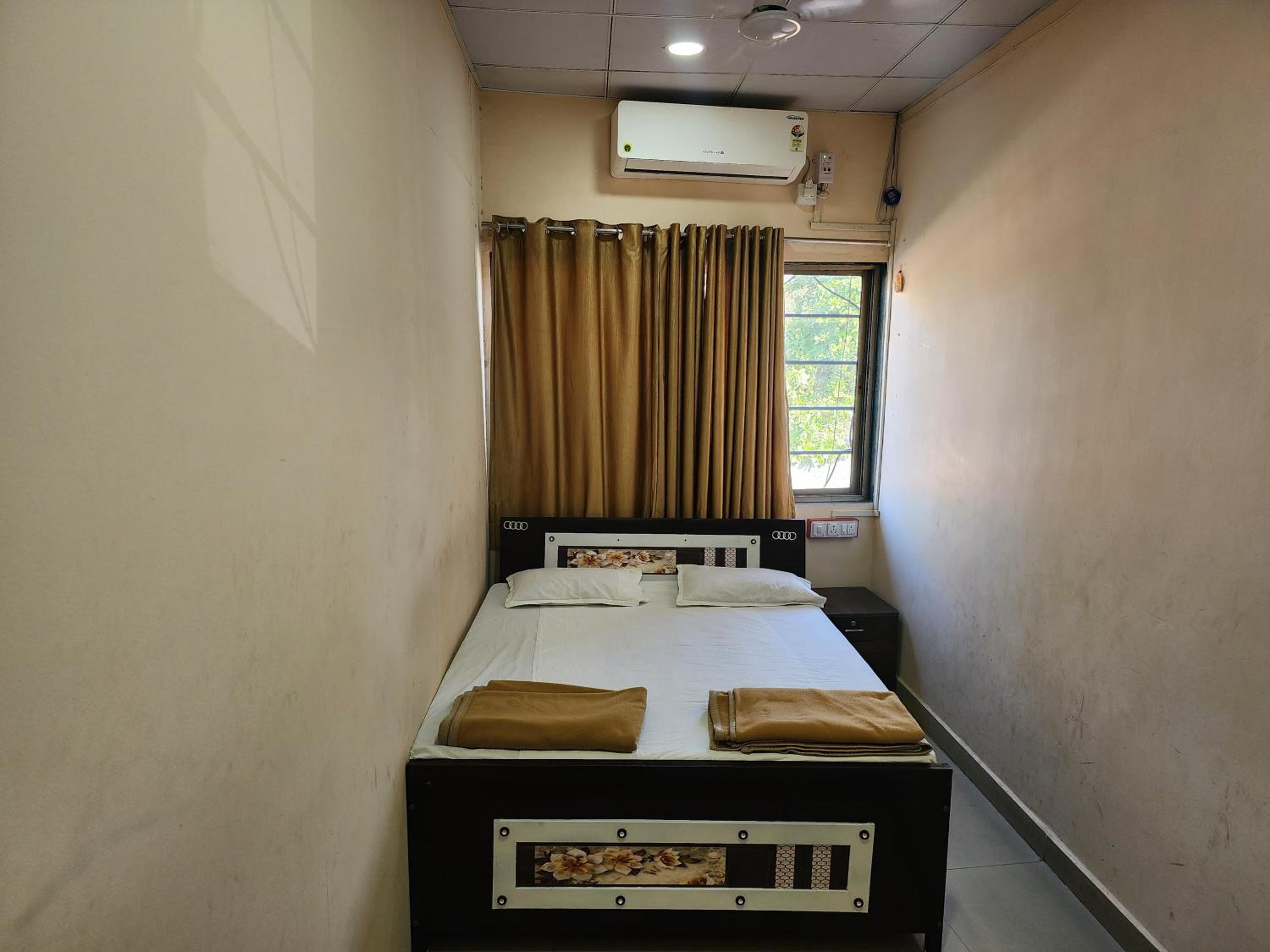 Hotel Diamond AC Dormitory and Guest House view 3