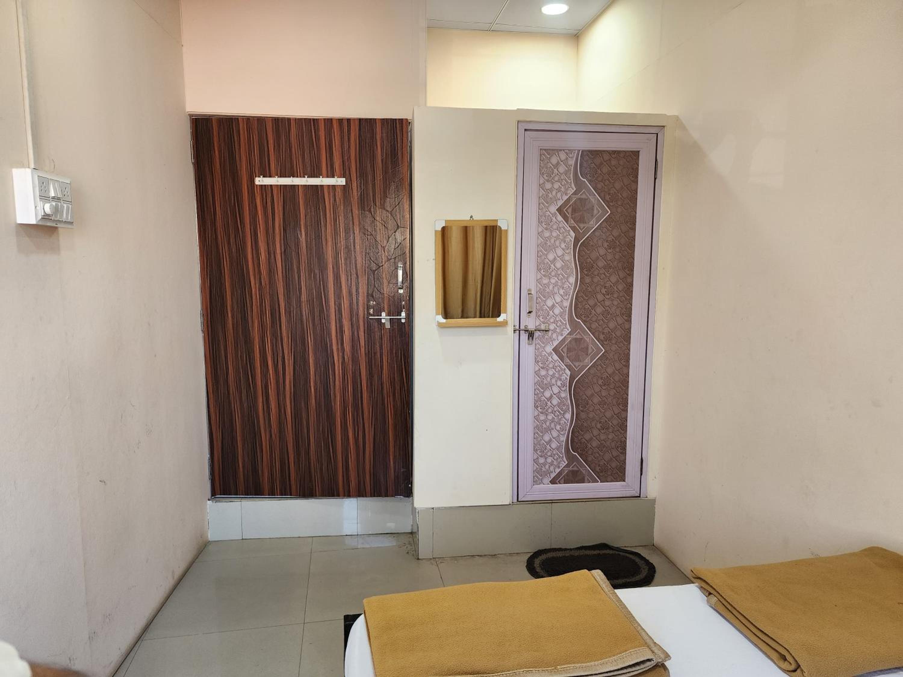 Hotel Diamond AC Dormitory and Guest House view 4