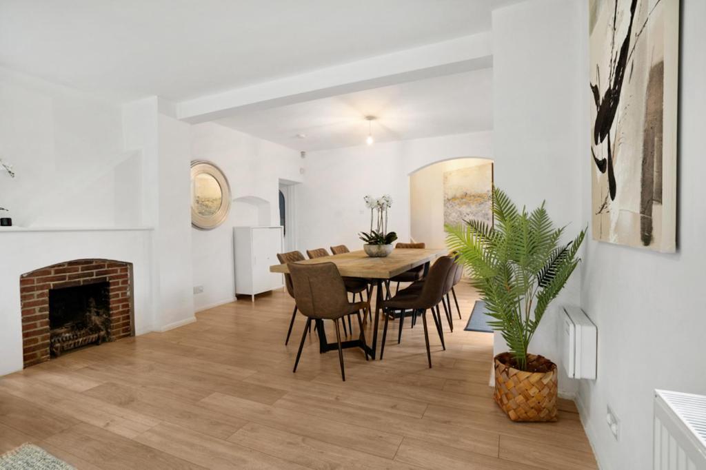 3 bed house near Gatwick and Redhill view 3