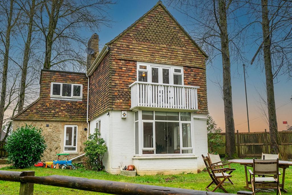 3 bed house near Gatwick and Redhill view 4