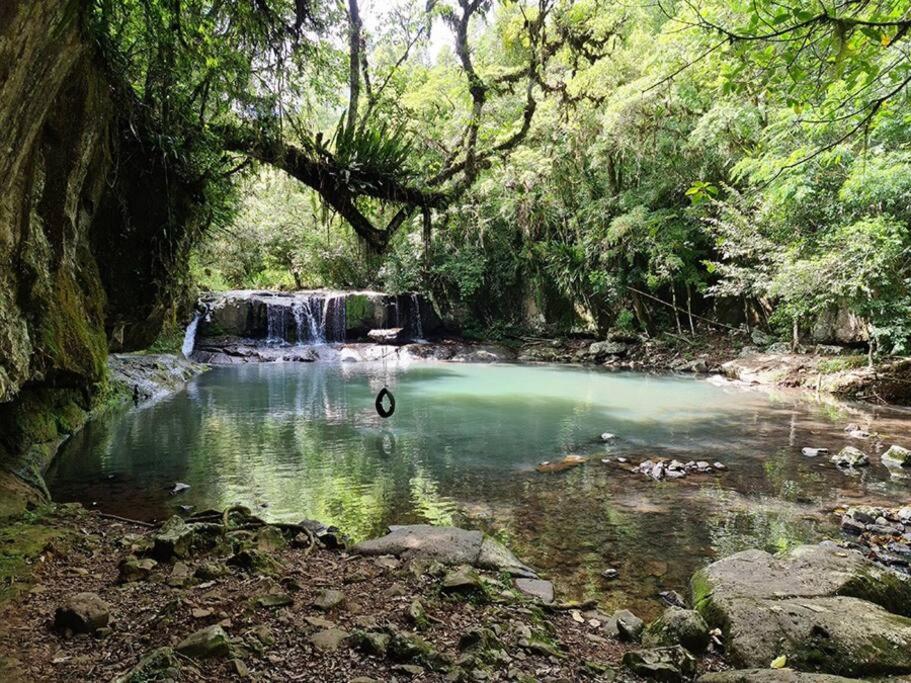 Casa d campo, pátio amplo, cercado. 5min do centro