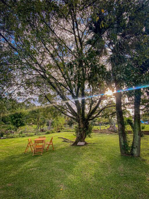 Casa d campo, pátio amplo, cercado. 5min do centro