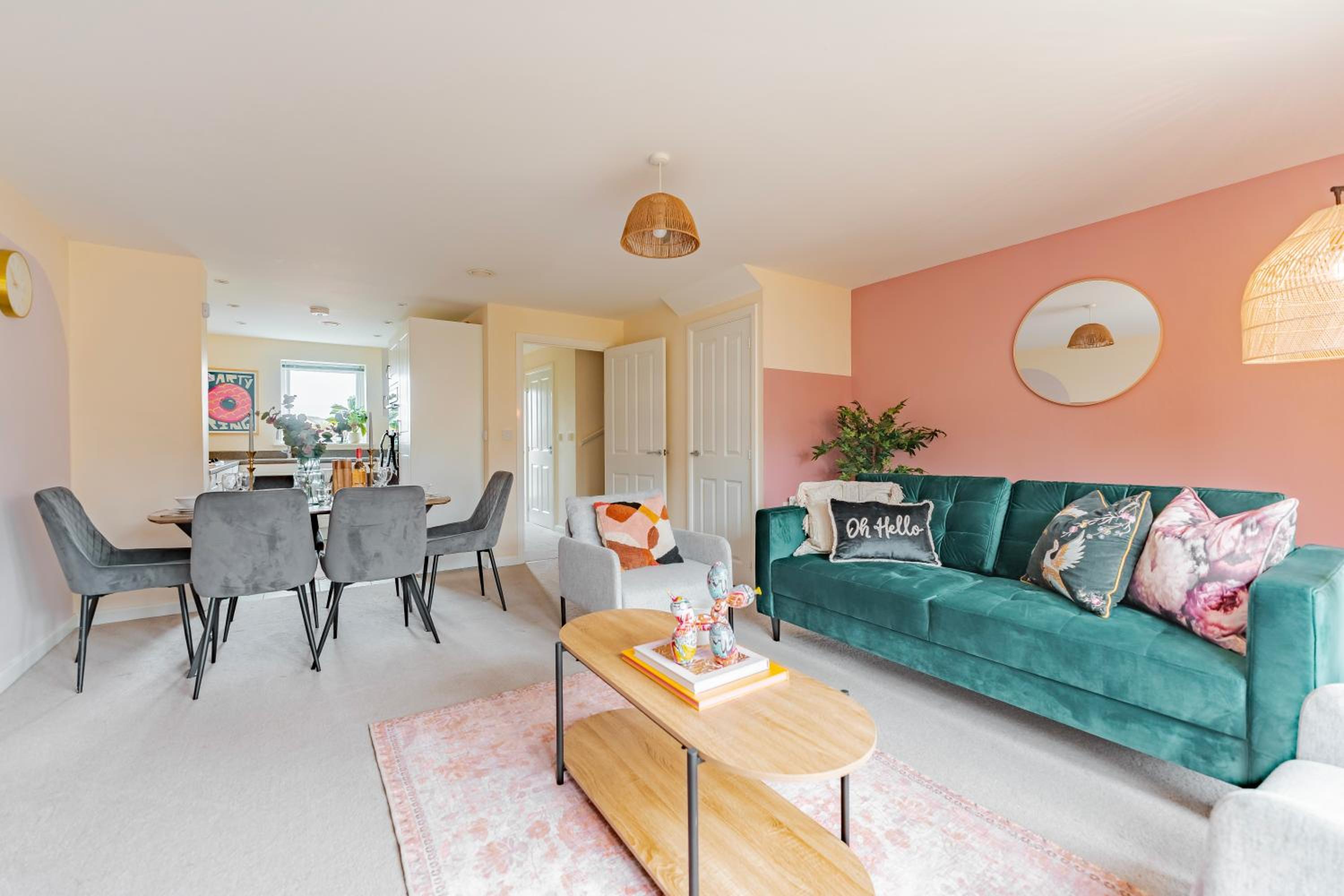 Stylish & Spacious 3bed Home with Fast Wifi & Private Parking view 3