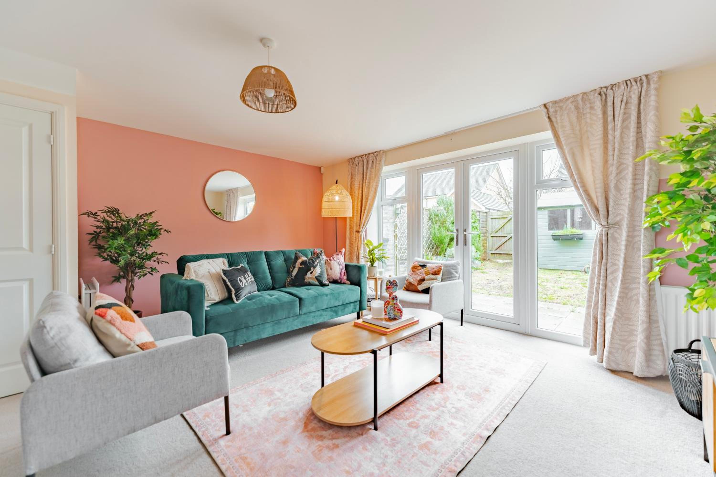 Stylish & Spacious 3bed Home with Fast Wifi & Private Parking view 4