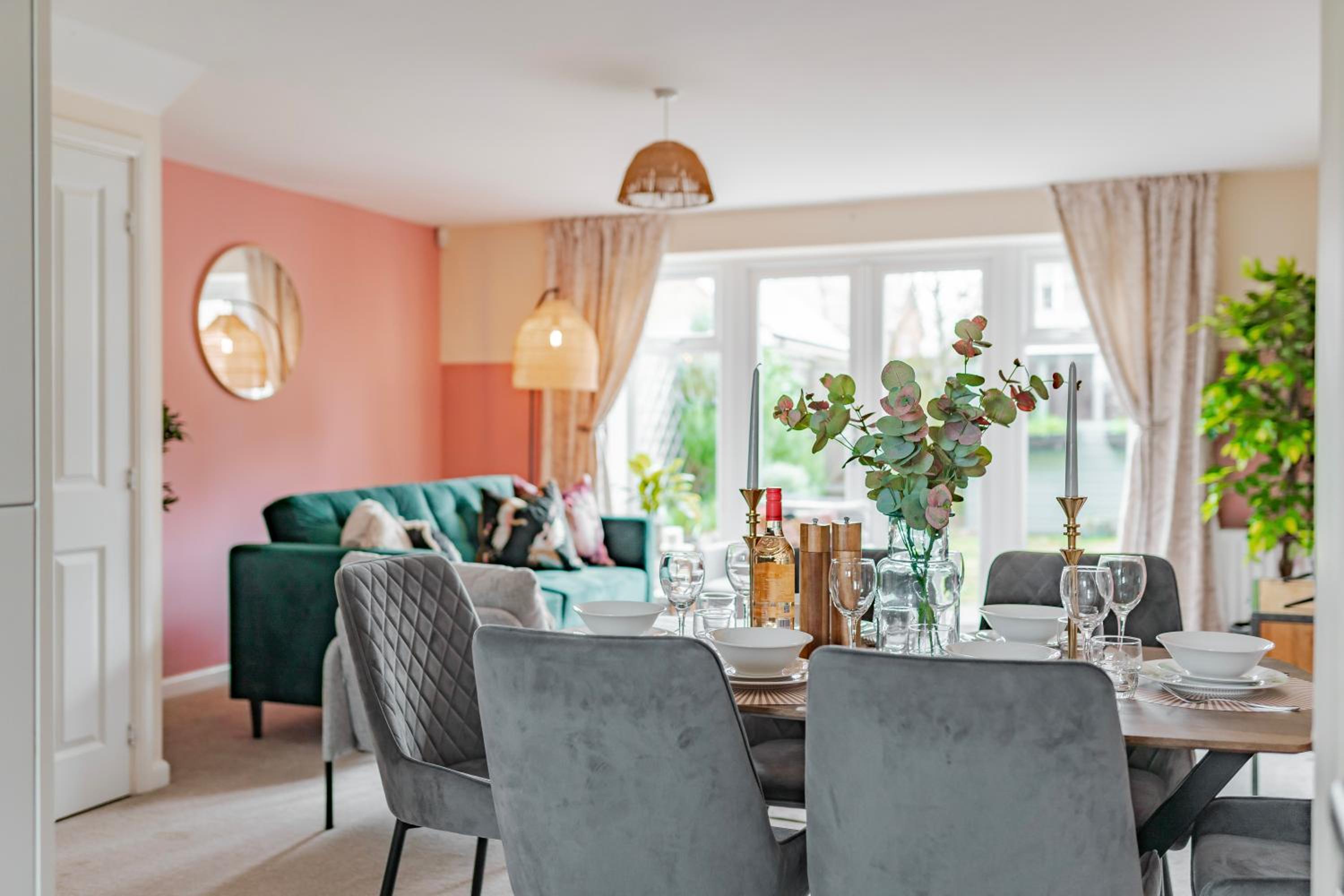 Stylish & Spacious 3bed Home with Fast Wifi & Private Parking view 5