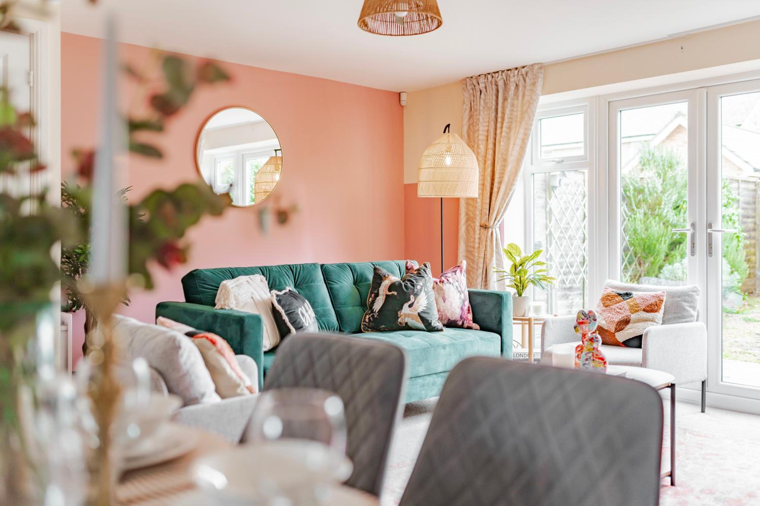 Stylish & Spacious 3bed Home with Fast Wifi & Private Parking view 2
